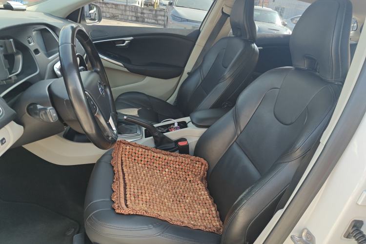 Used Volvo V40 2015 1.6T Zhiyi Edition
