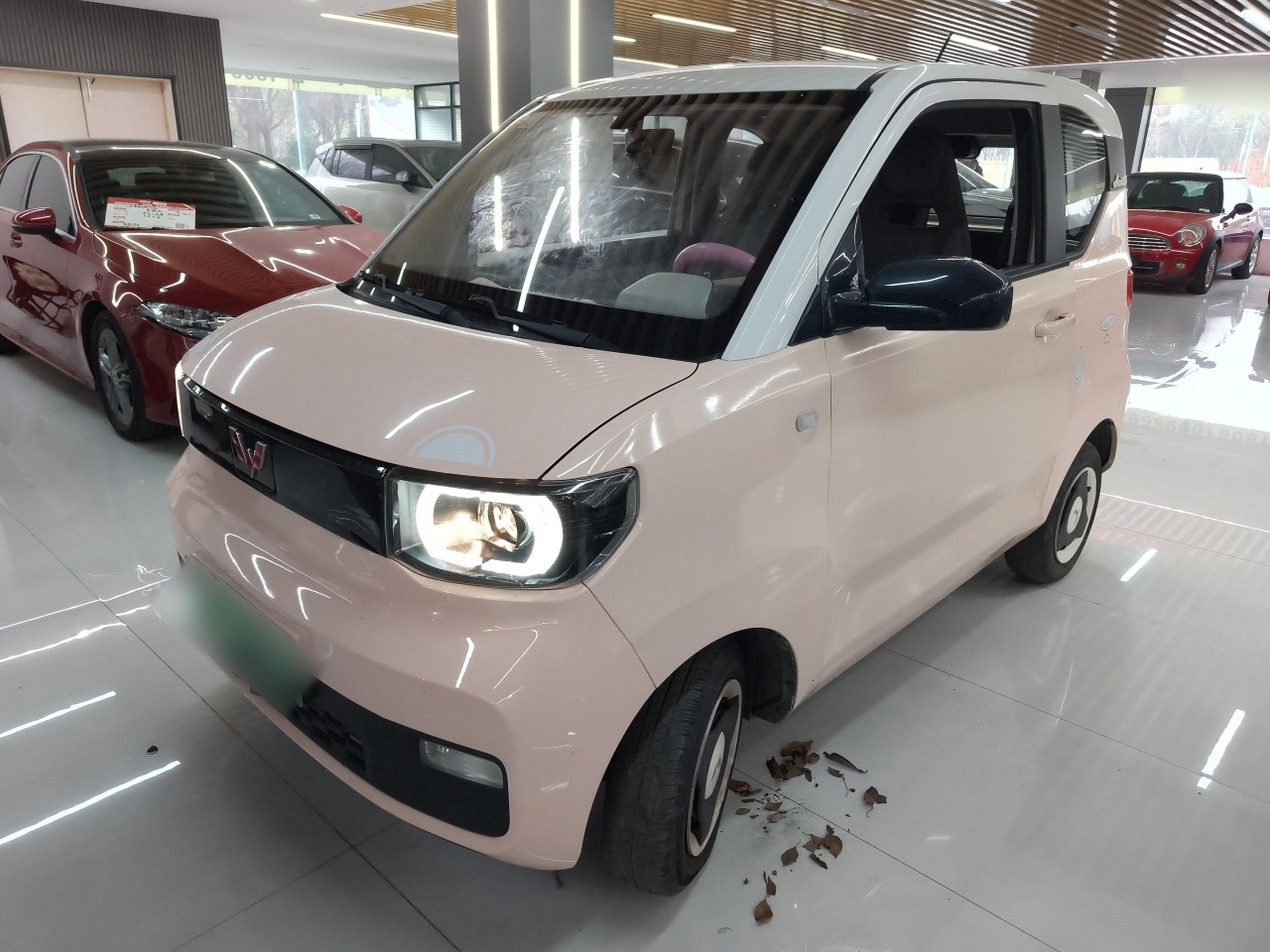 تحت مقدمة السيارة