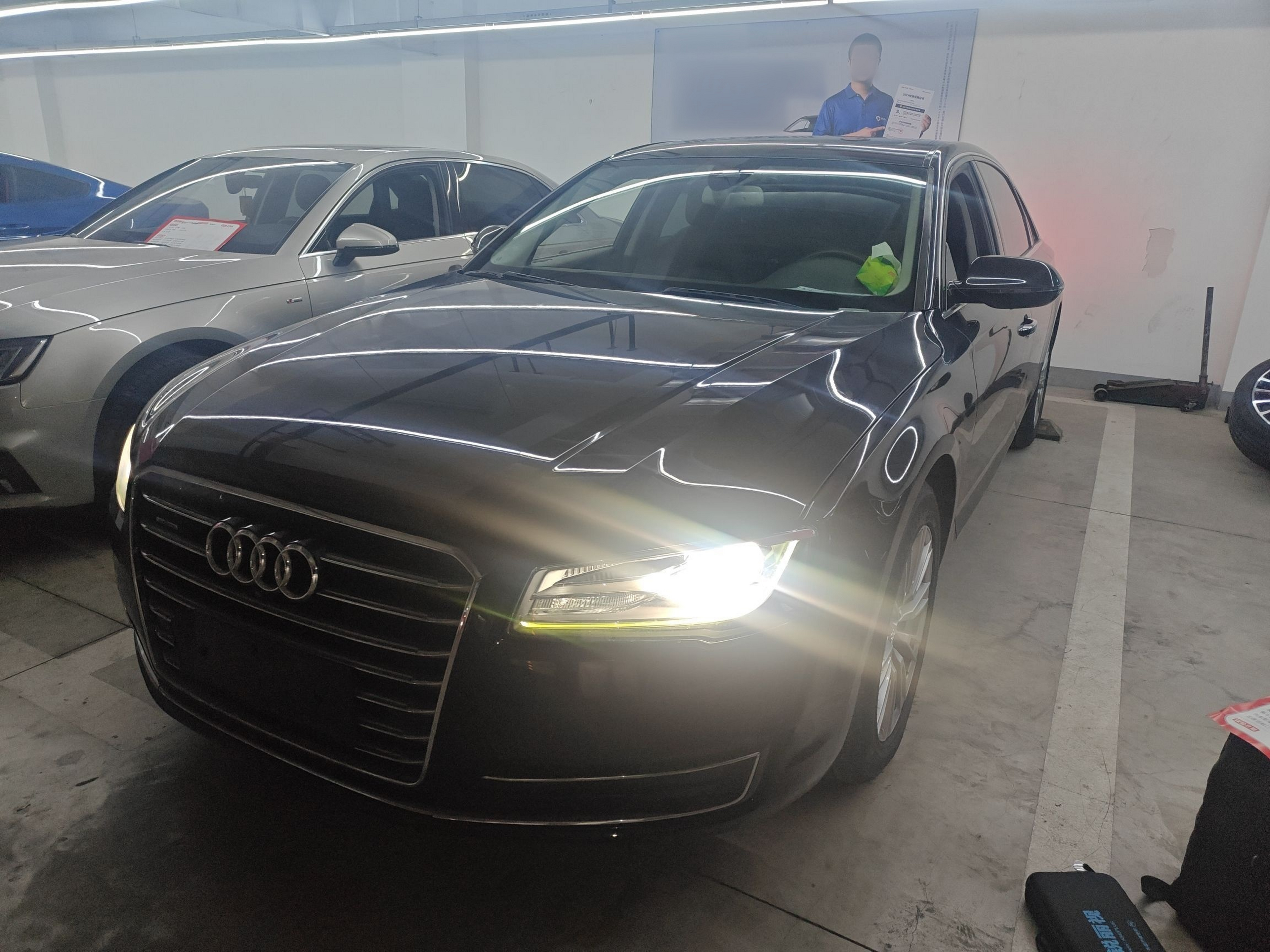 تحت مقدمة السيارة