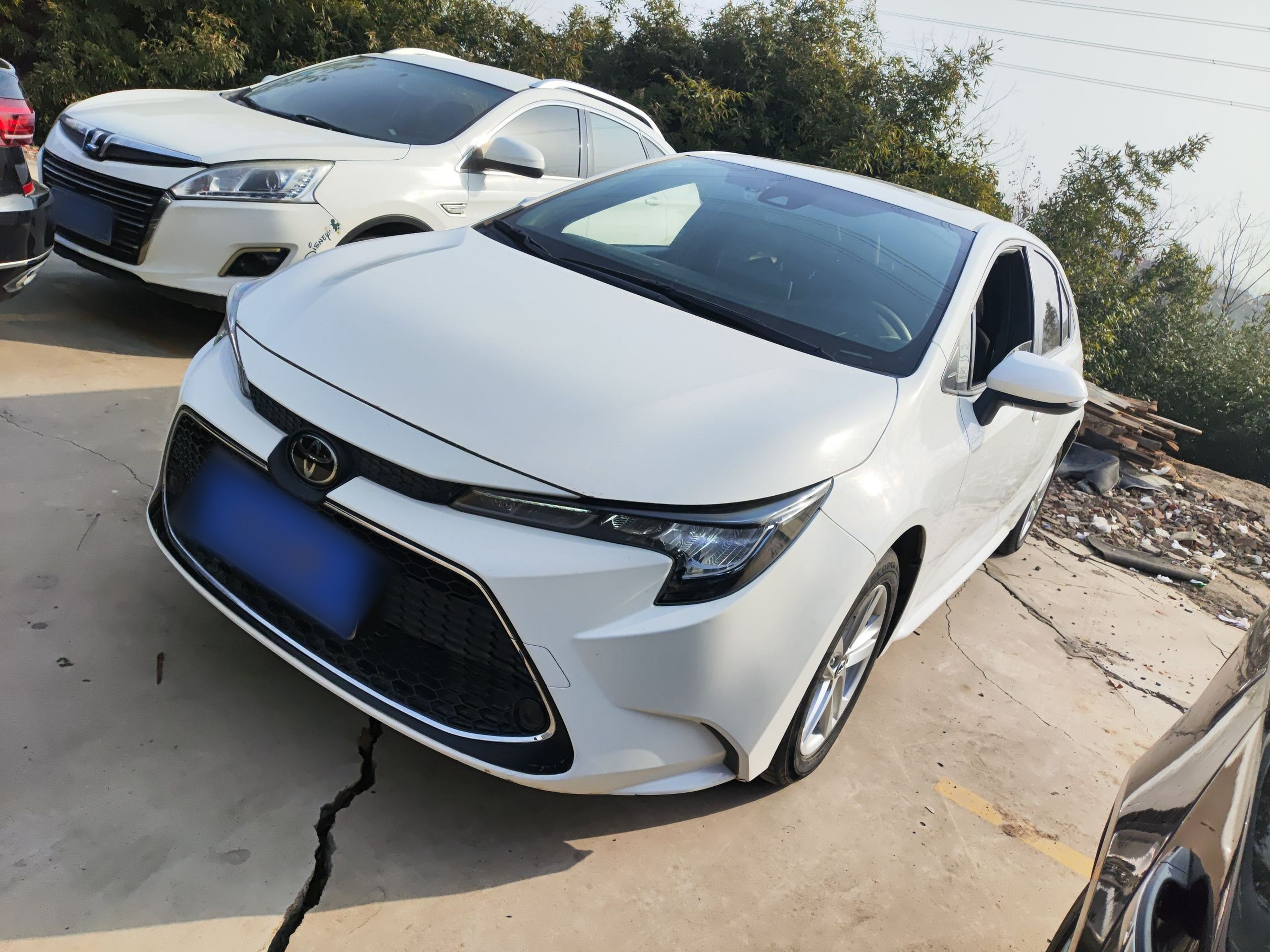 Под передней частью автомобиля