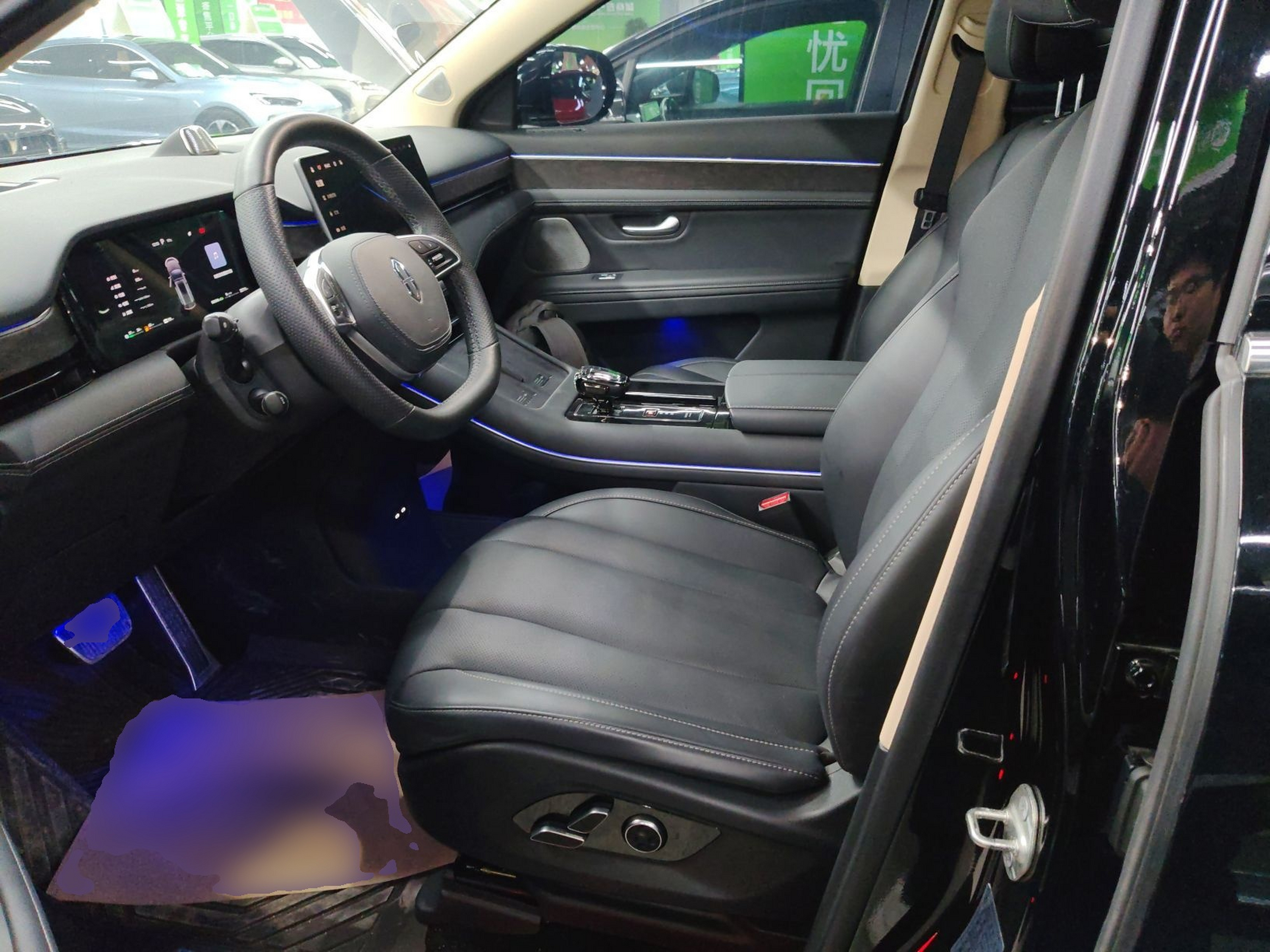 المقاعد الأمامية داخل السيارة