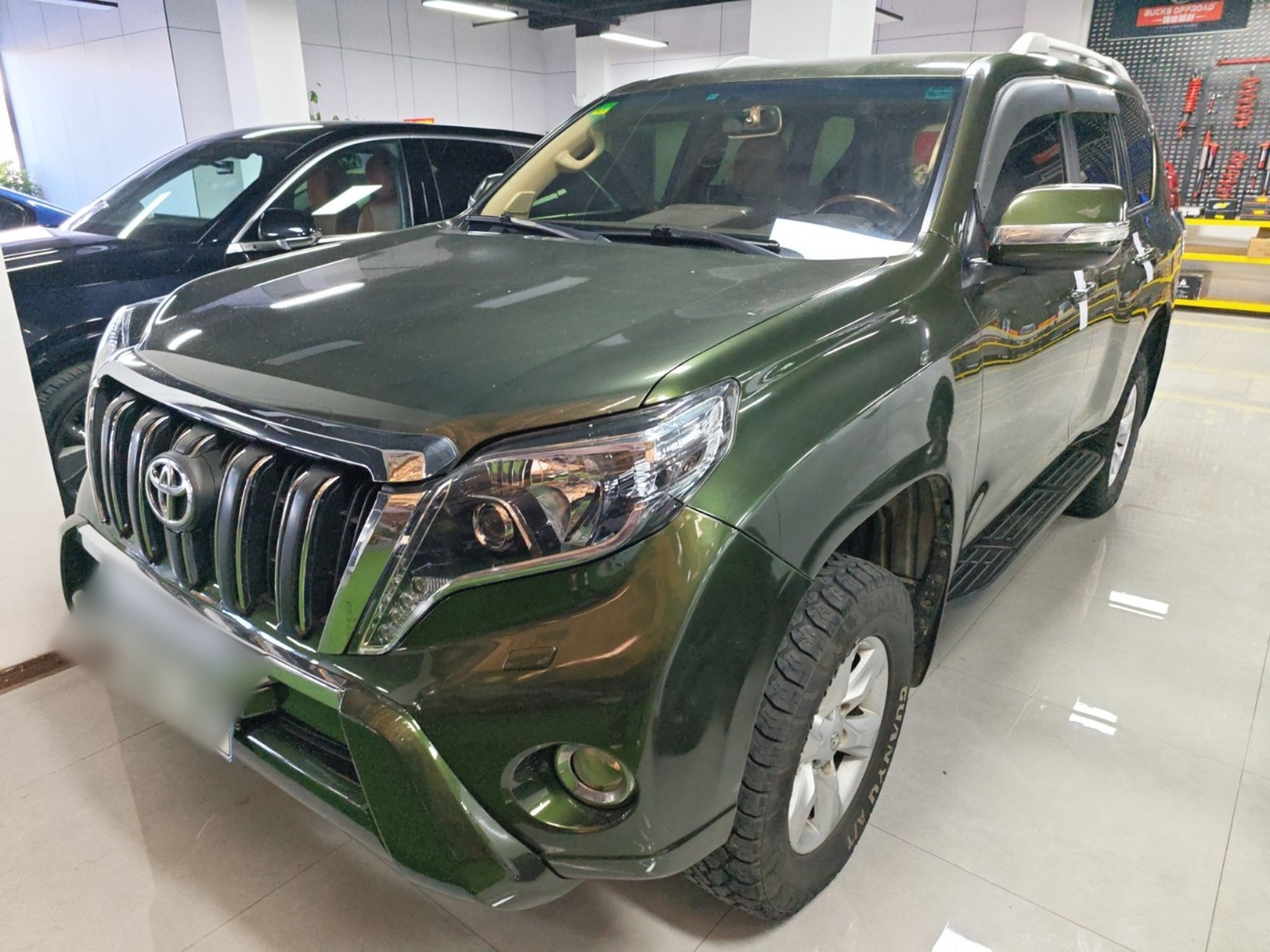 تحت مقدمة السيارة