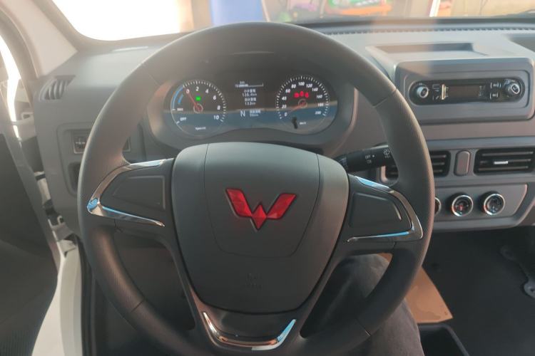 Used Wuling Yangguang 2024 300KM Comfort Version Passenger Van 75kW
