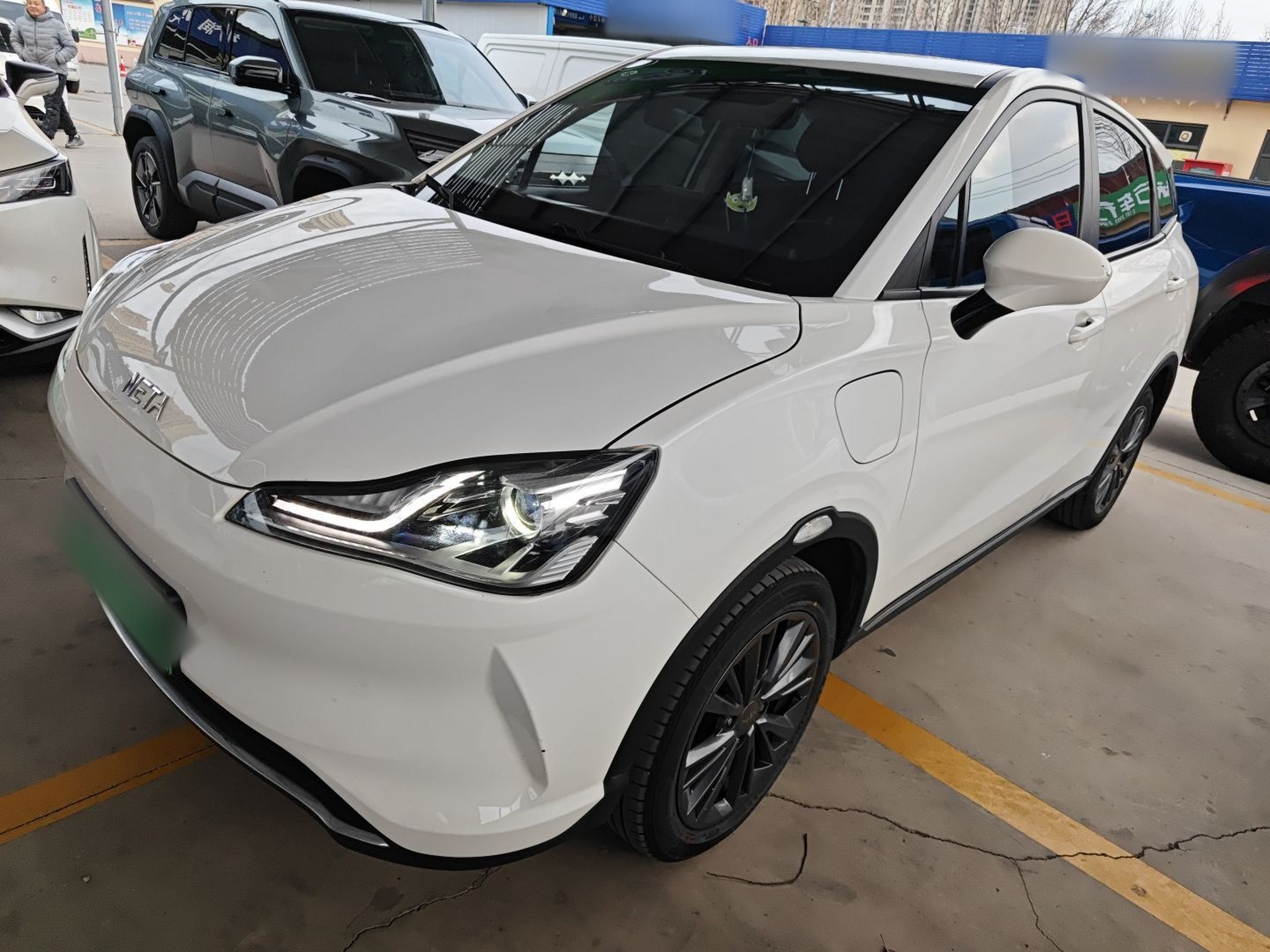 Под передней частью автомобиля