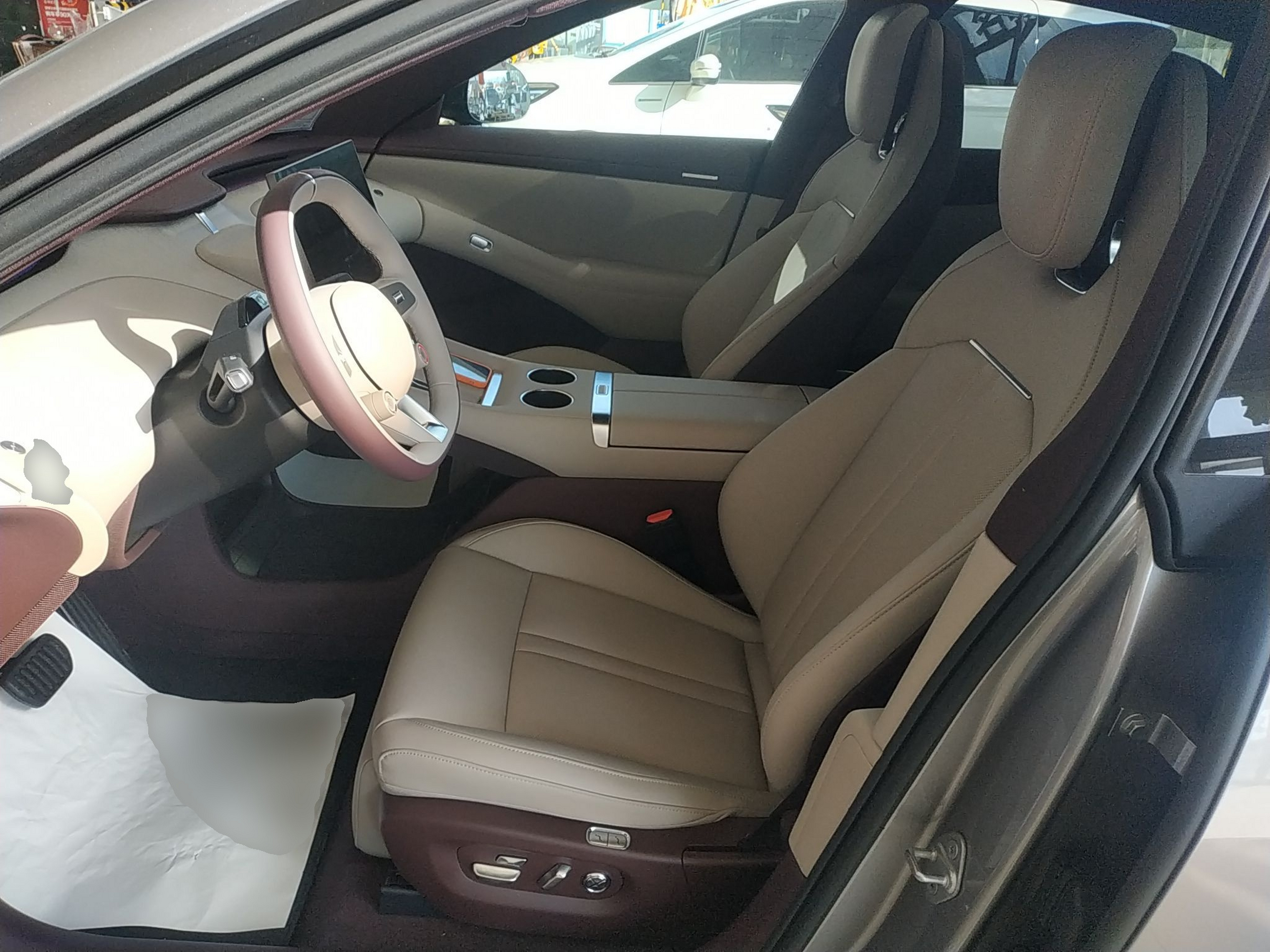 المقاعد الأمامية داخل السيارة