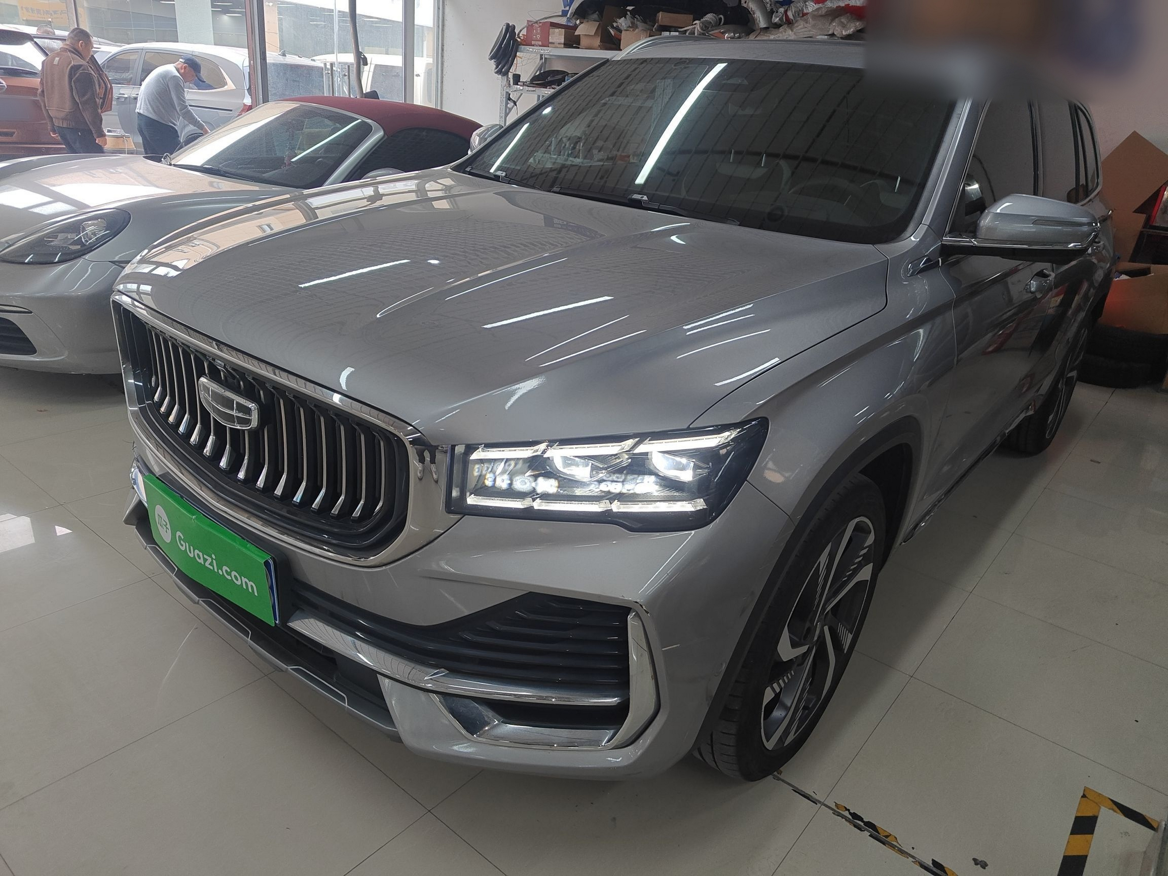 تحت مقدمة السيارة