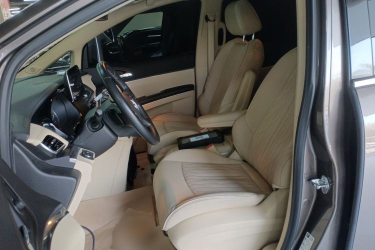 Used Buick GL8 2023 Facelifted Land Cruiser Executive Luxury Version
