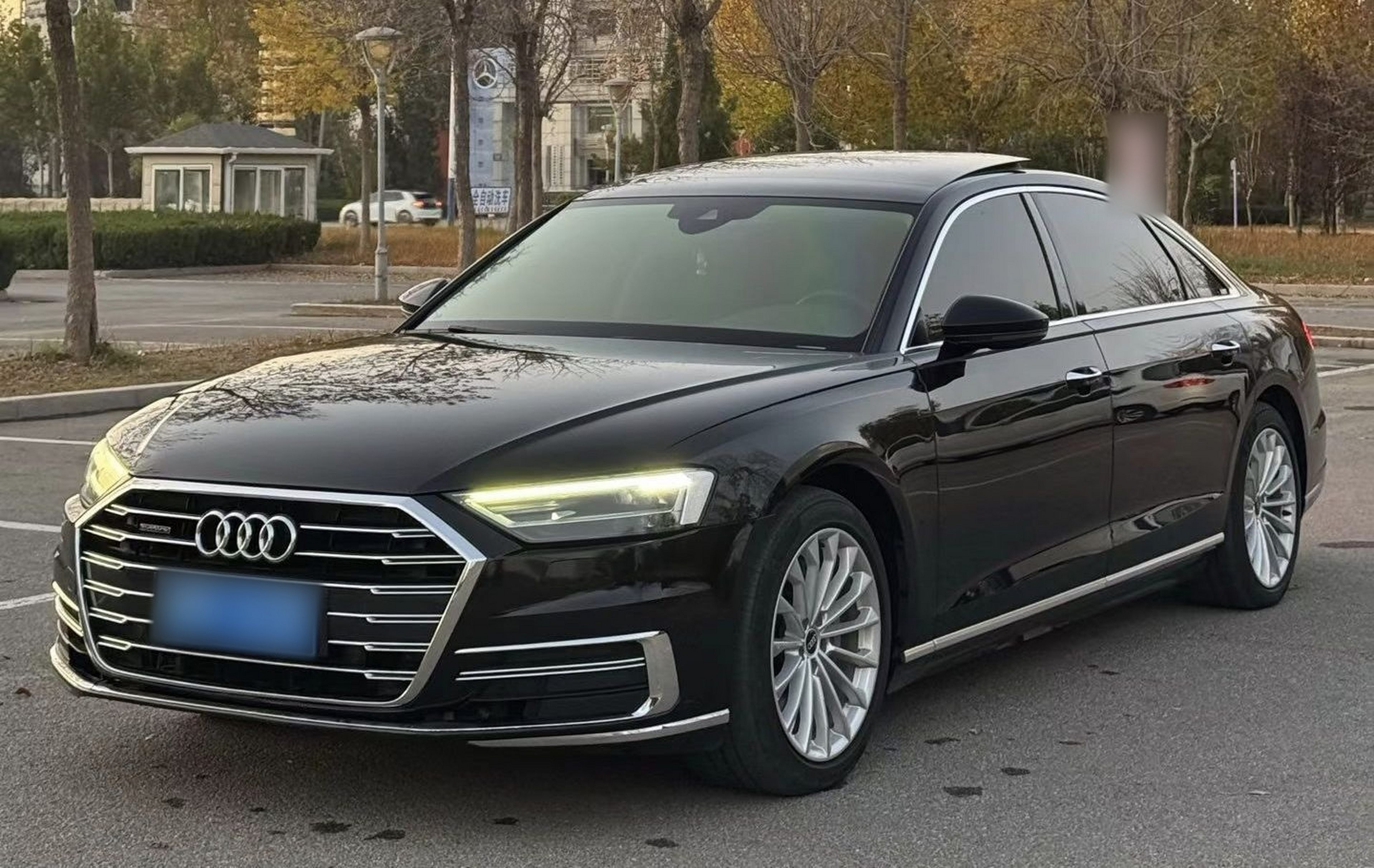 Под передней частью автомобиля