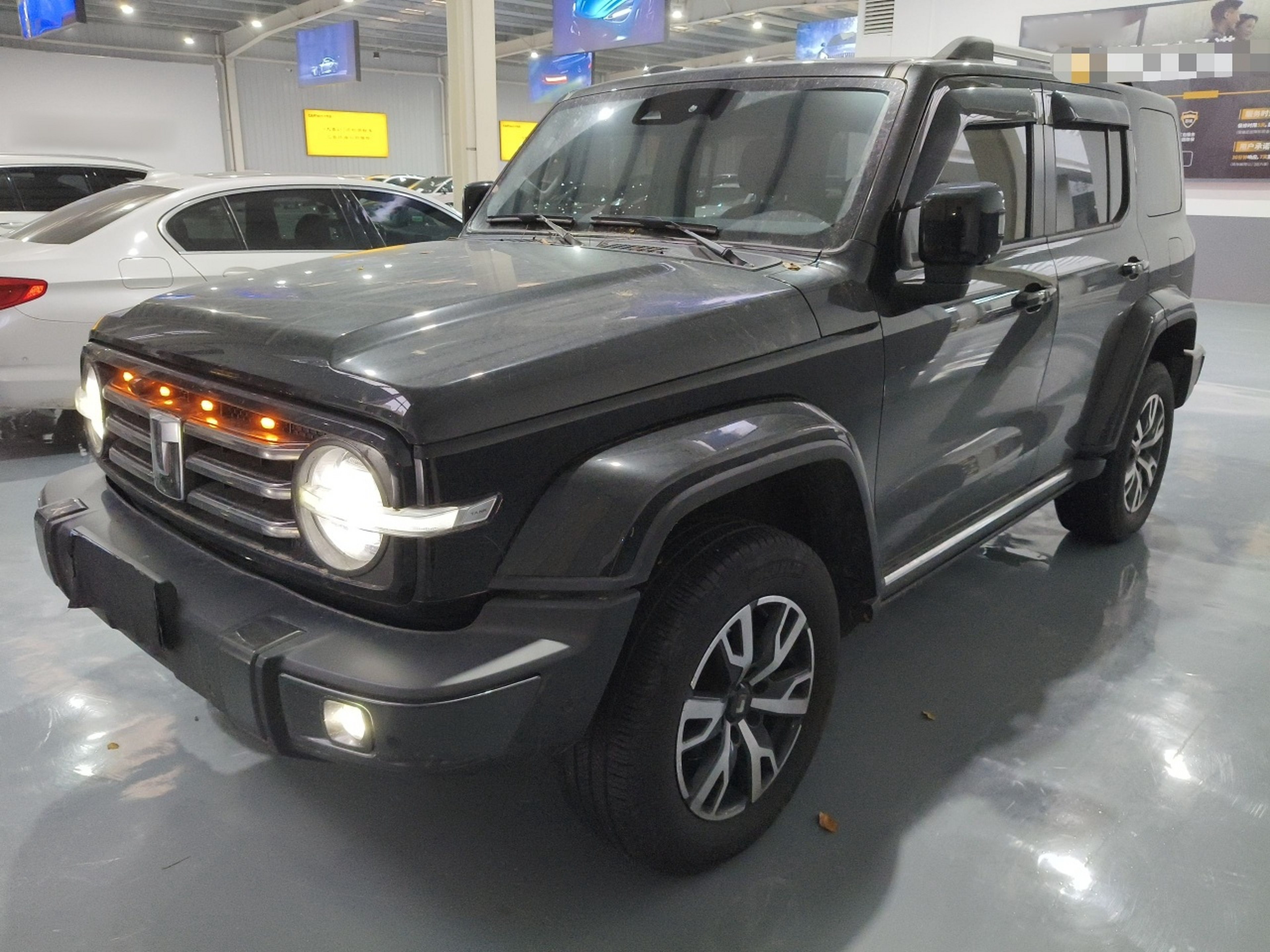 تحت مقدمة السيارة