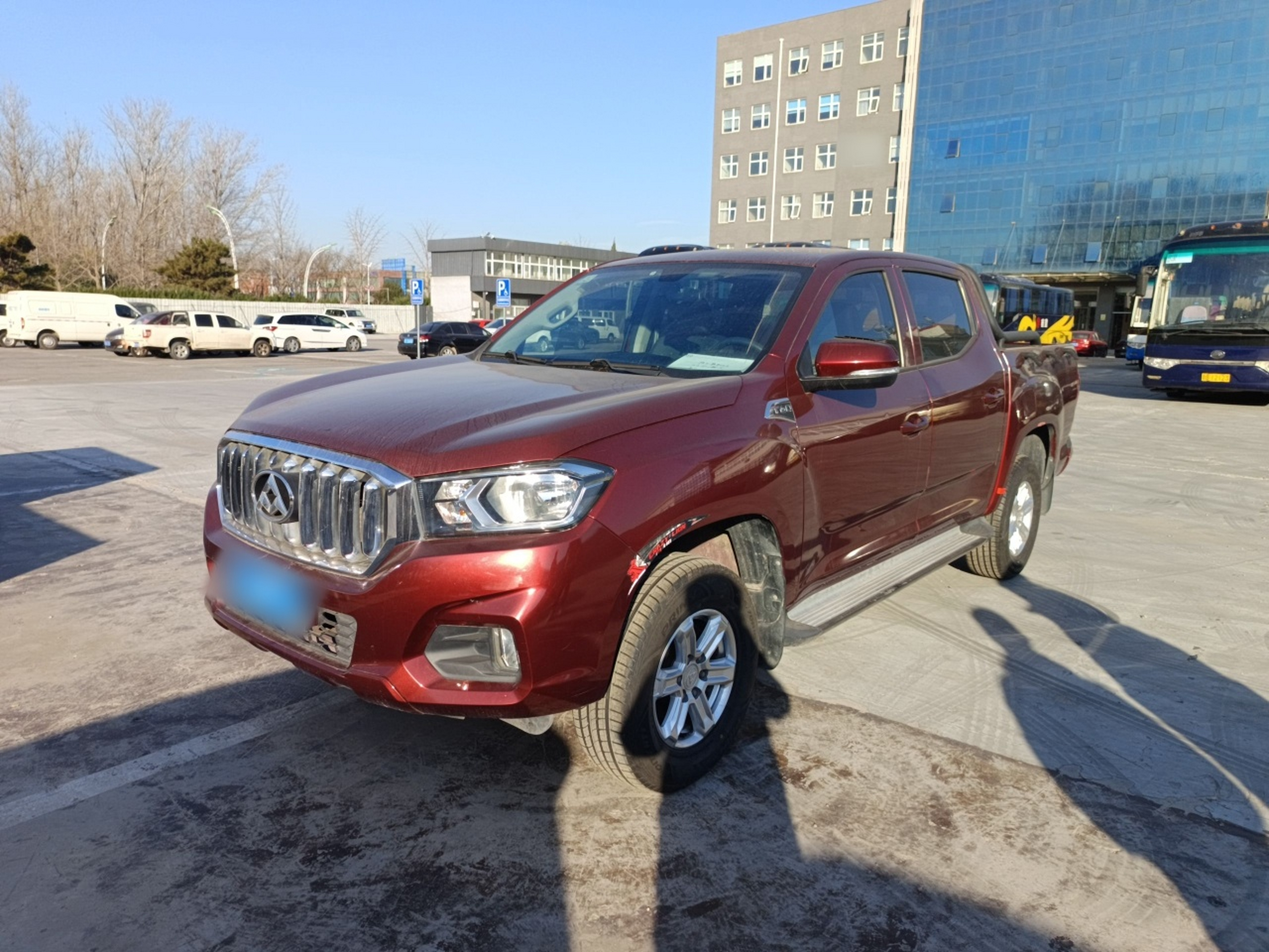 تحت مقدمة السيارة