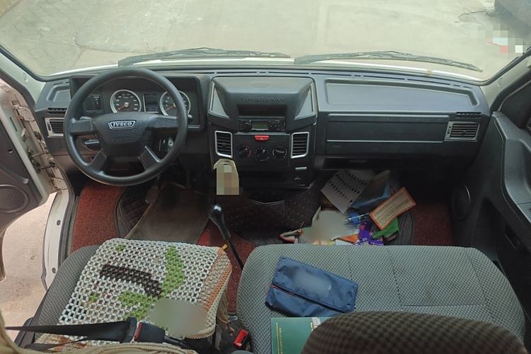 Used Iveco Daily 2020 2.5T A35 Passenger Van with Dual Tires Mid-Roof Design 5-9 Seater Side-Sliding Door China V Emission Standard
