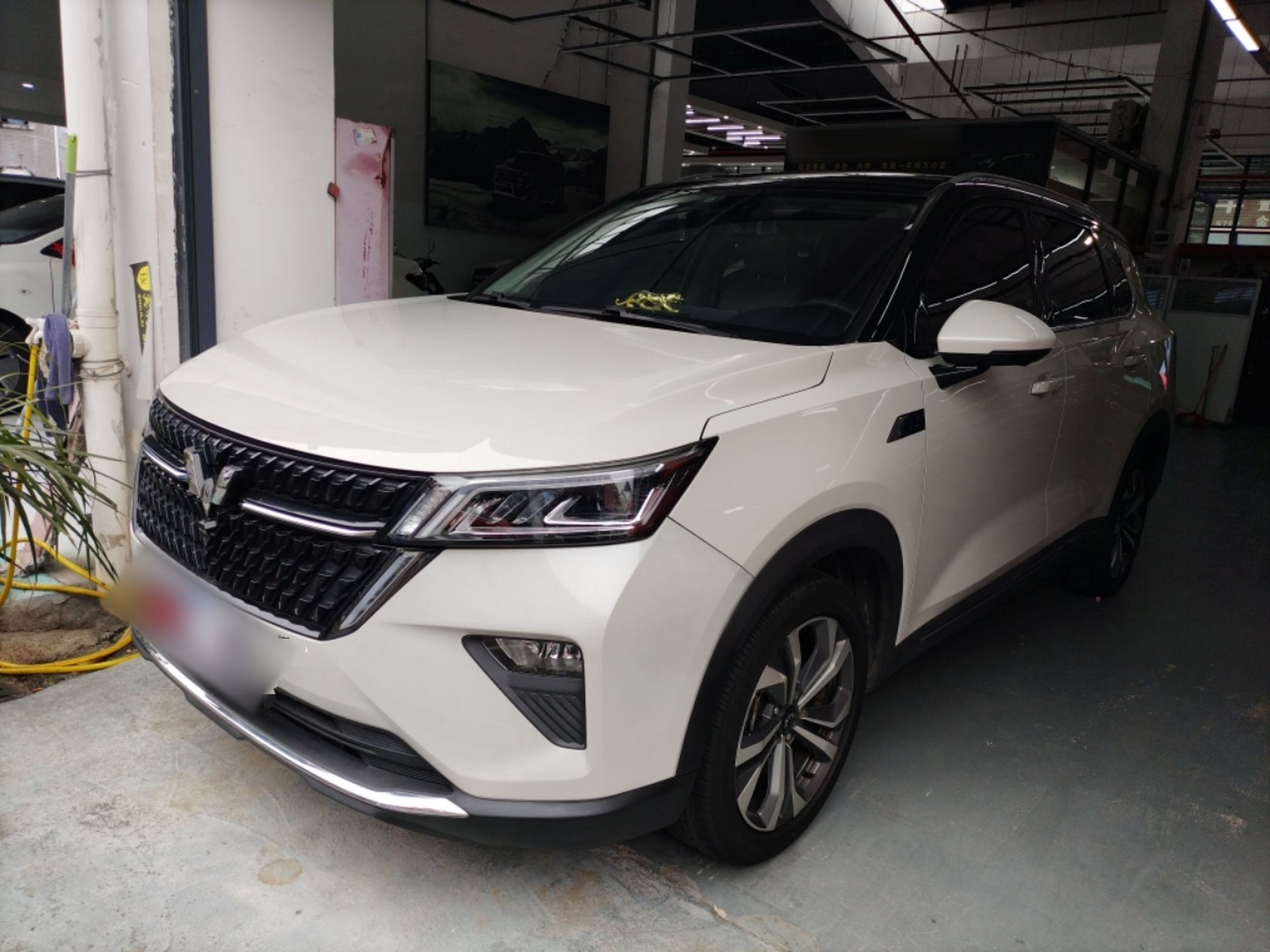 Под передней частью автомобиля