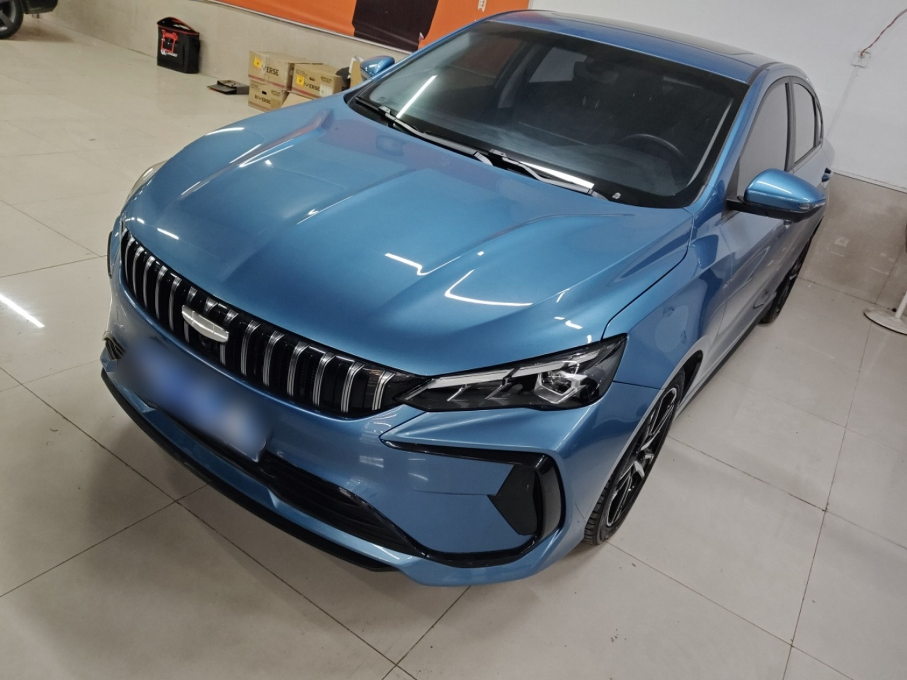 Под передней частью автомобиля