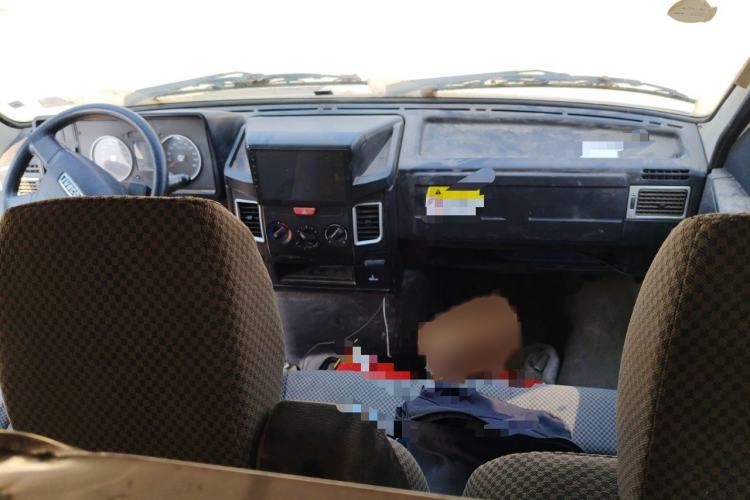 Used Iveco Daily 2021 2.5T A35 M1 Passenger Van 5-9 Seater Short Wheelbase Mid-Roof Design Dual Tires Side Sliding Door
