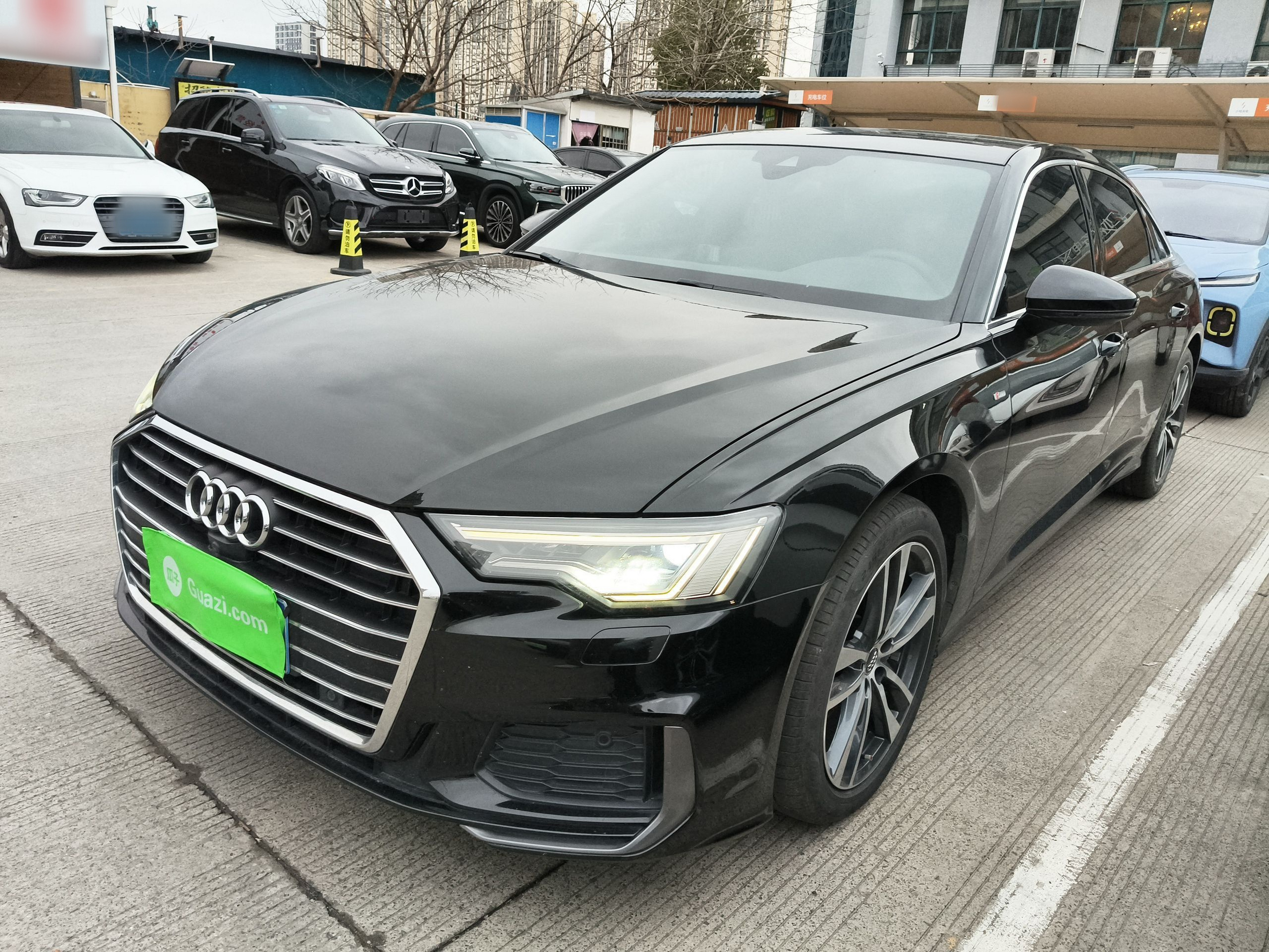 Под передней частью автомобиля