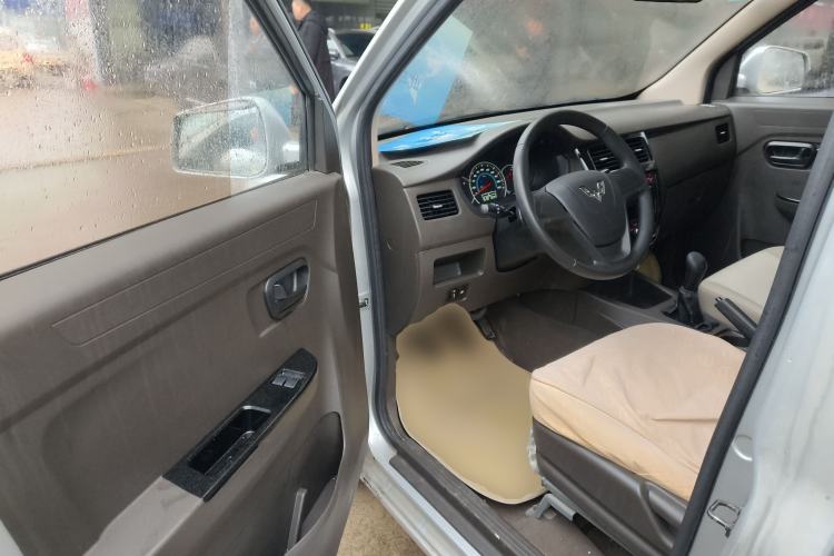 Used Wuling Rongguang V 2016 1.2L Standard Version
