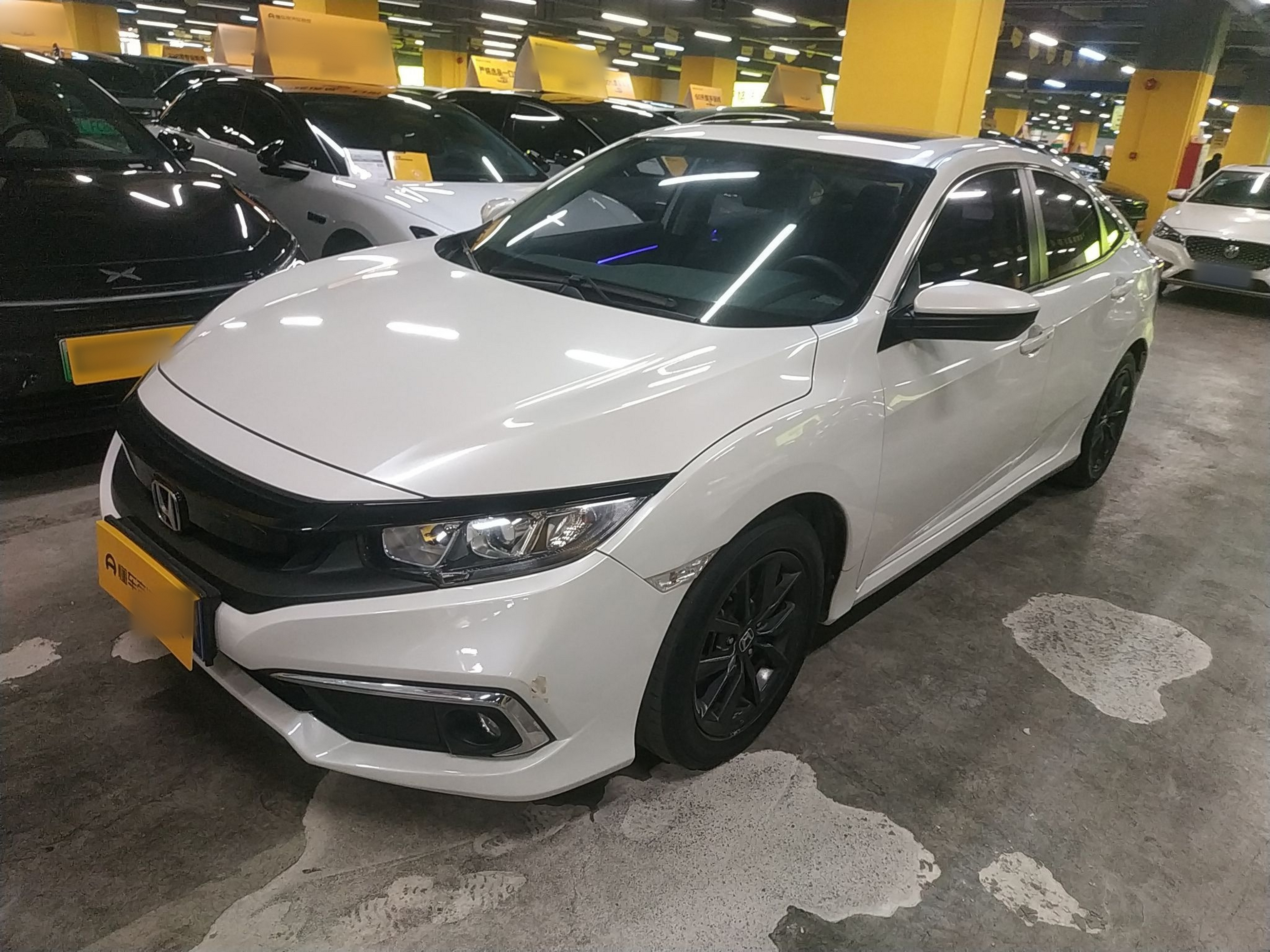 Под передней частью автомобиля