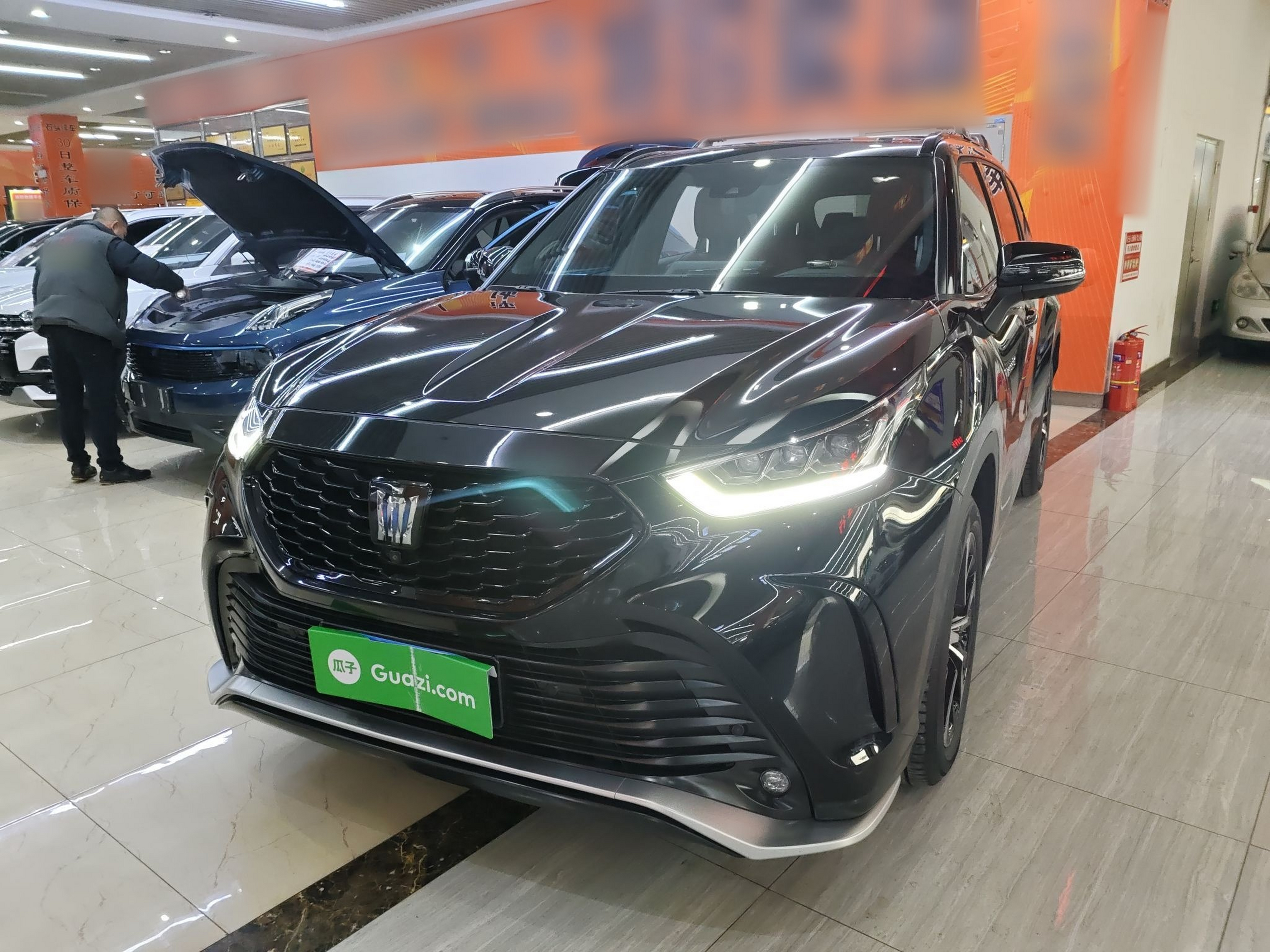 تحت مقدمة السيارة