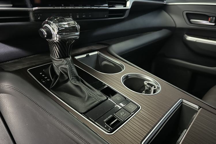 Used Toyota Granvia 2024 2.5L Hybrid Prestige PLUS Four-Wheel Drive Version