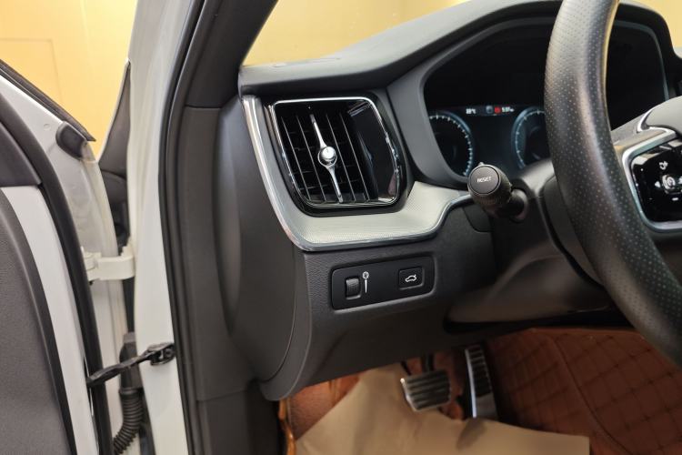 Used Volvo XC60 2019 T5 4x4 Smart & Dynamic Sport Edition China VI Standard