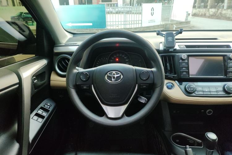 Used Toyota RAV4 2016 2.0L CVT Two-Wheel Drive Fashion Edition China V Standard
