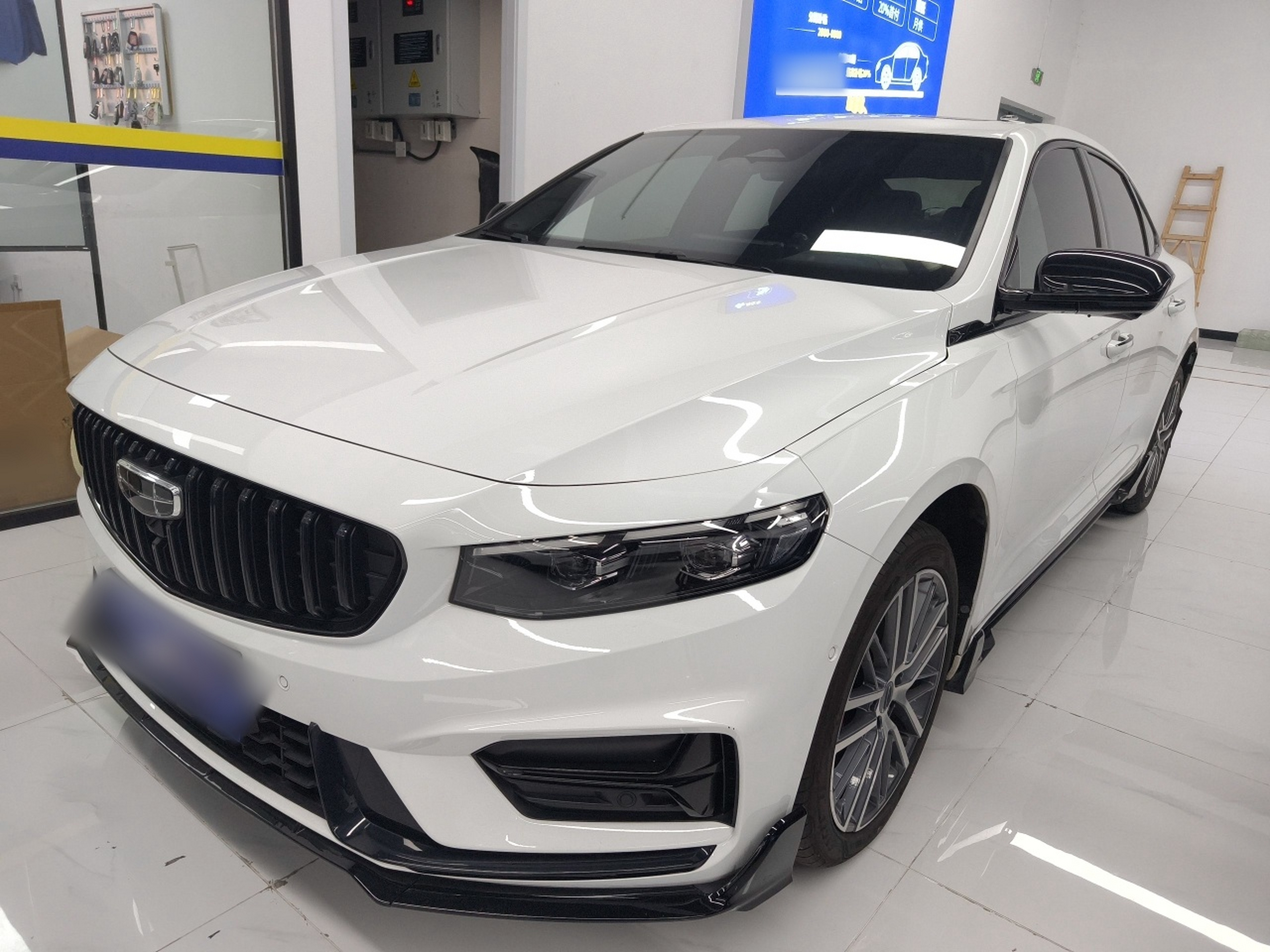 تحت مقدمة السيارة