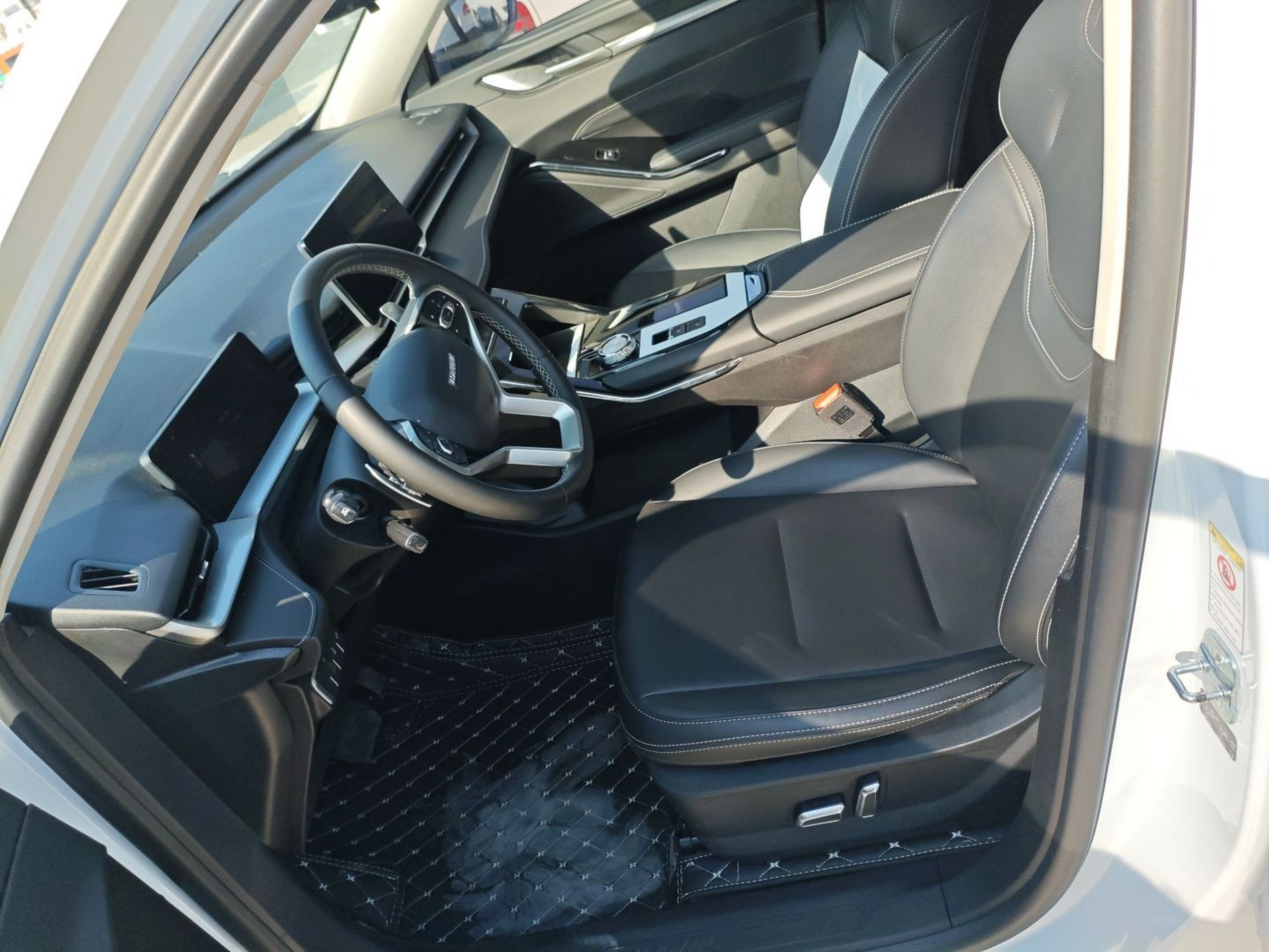 المقاعد الأمامية داخل السيارة