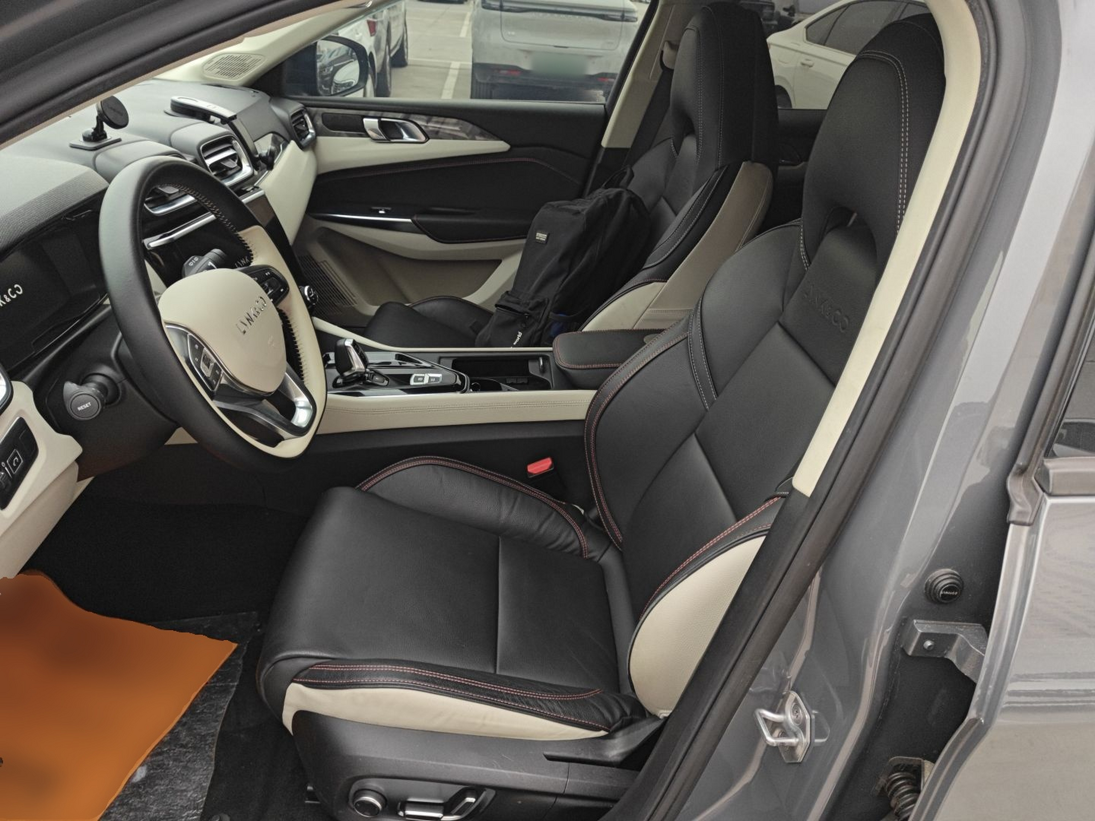 Переднее сиденье в автомобиле