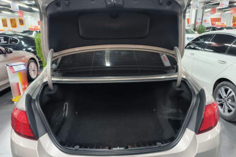 Used BMW 5 Series 2014 520Li Elegant Model
