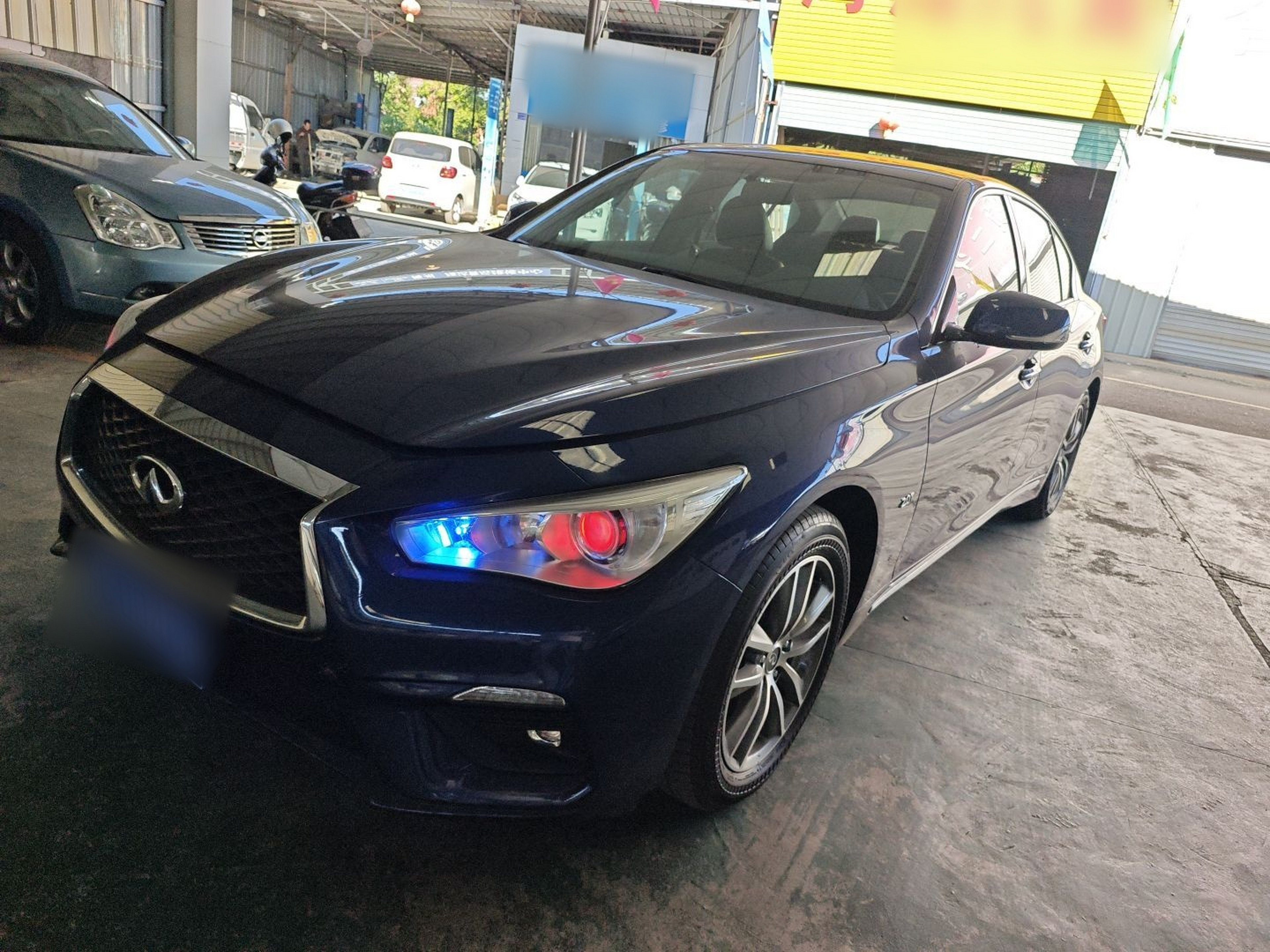 Под передней частью автомобиля