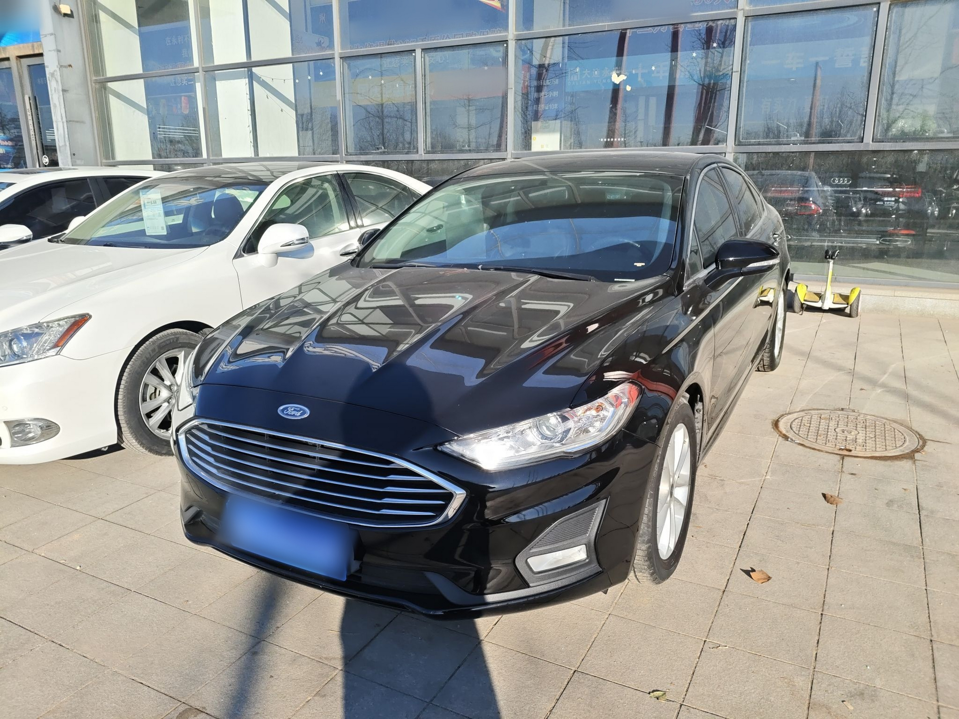 Под передней частью автомобиля