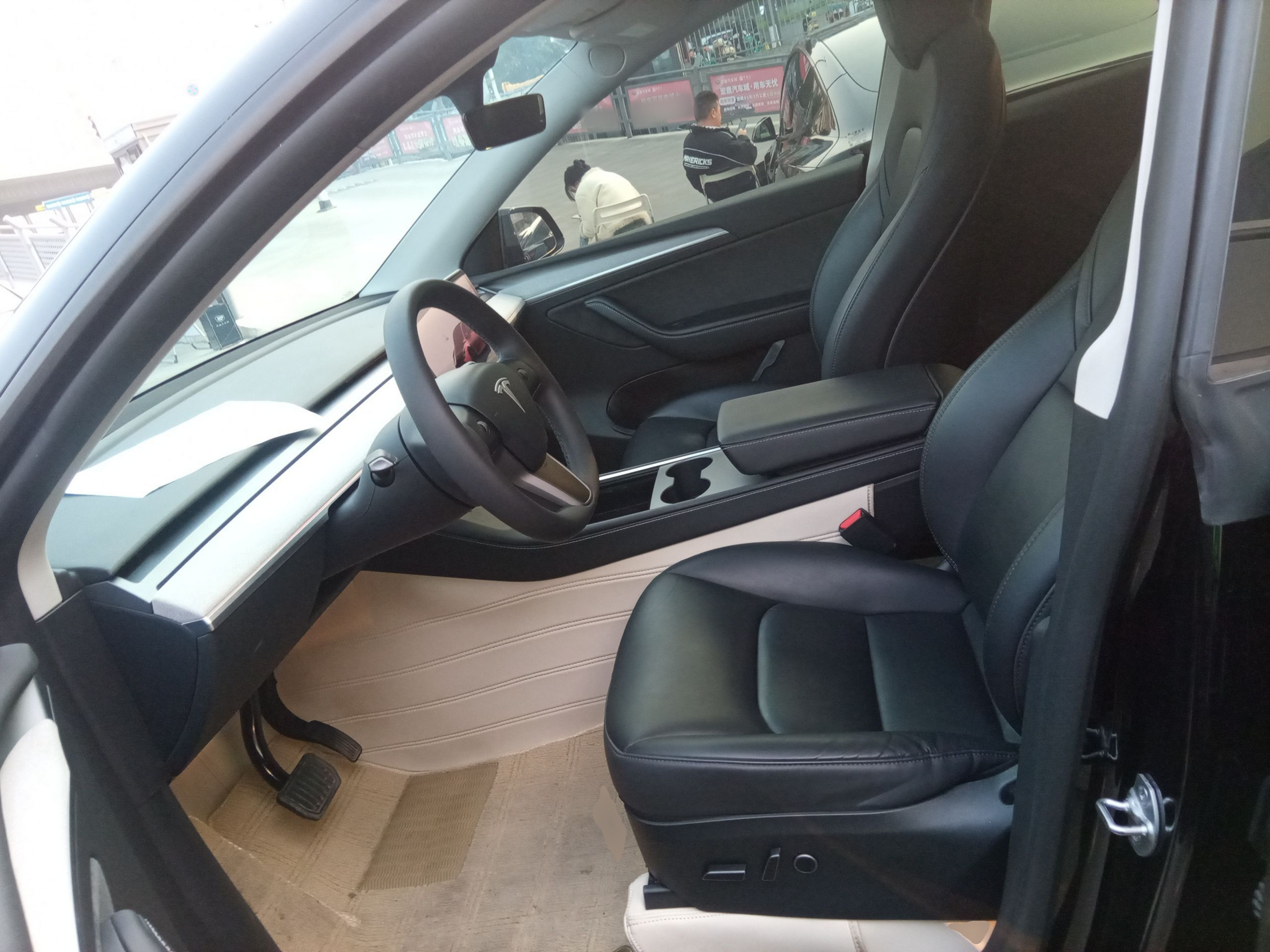 Переднее сиденье в автомобиле