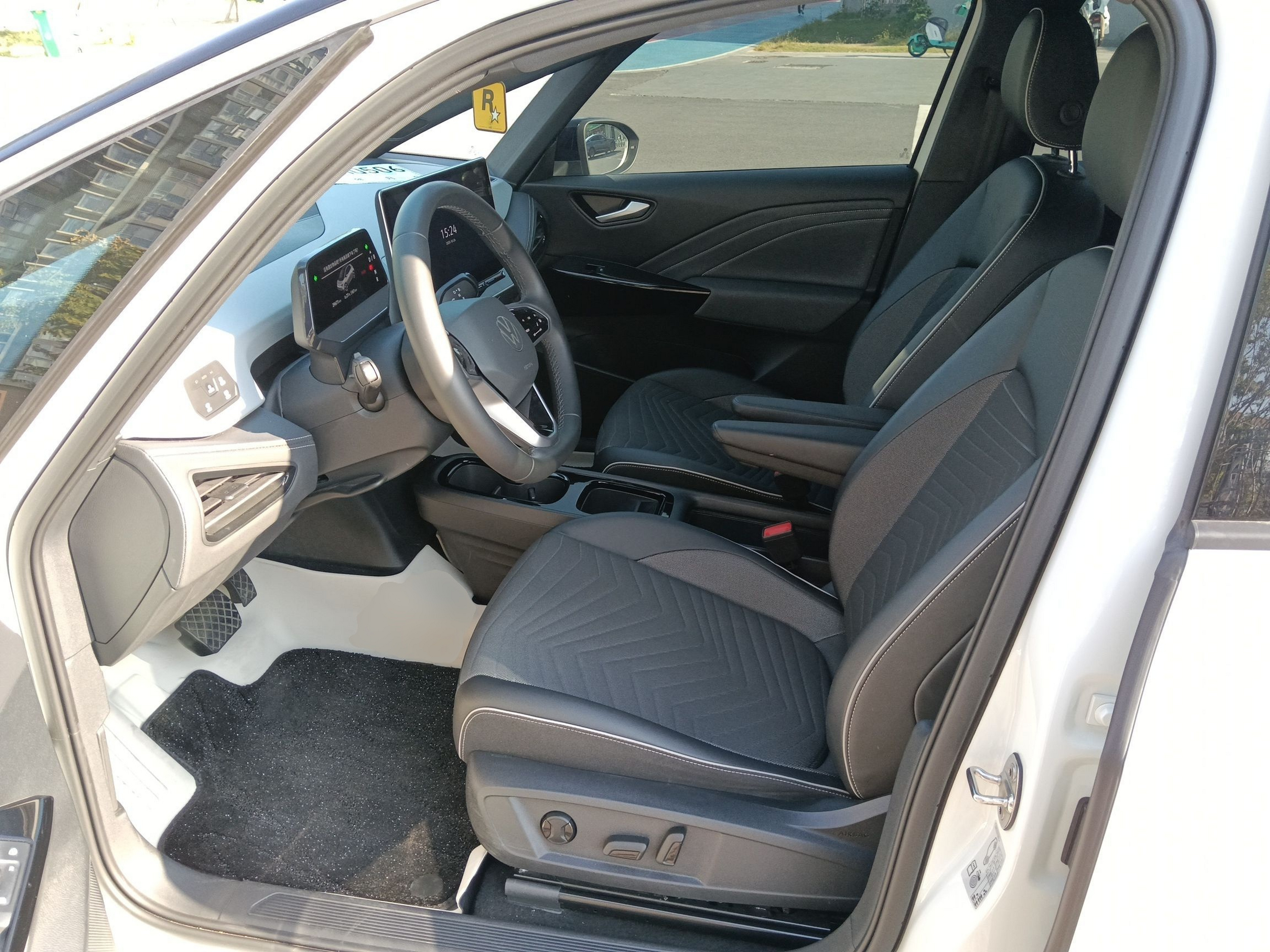 المقاعد الأمامية داخل السيارة