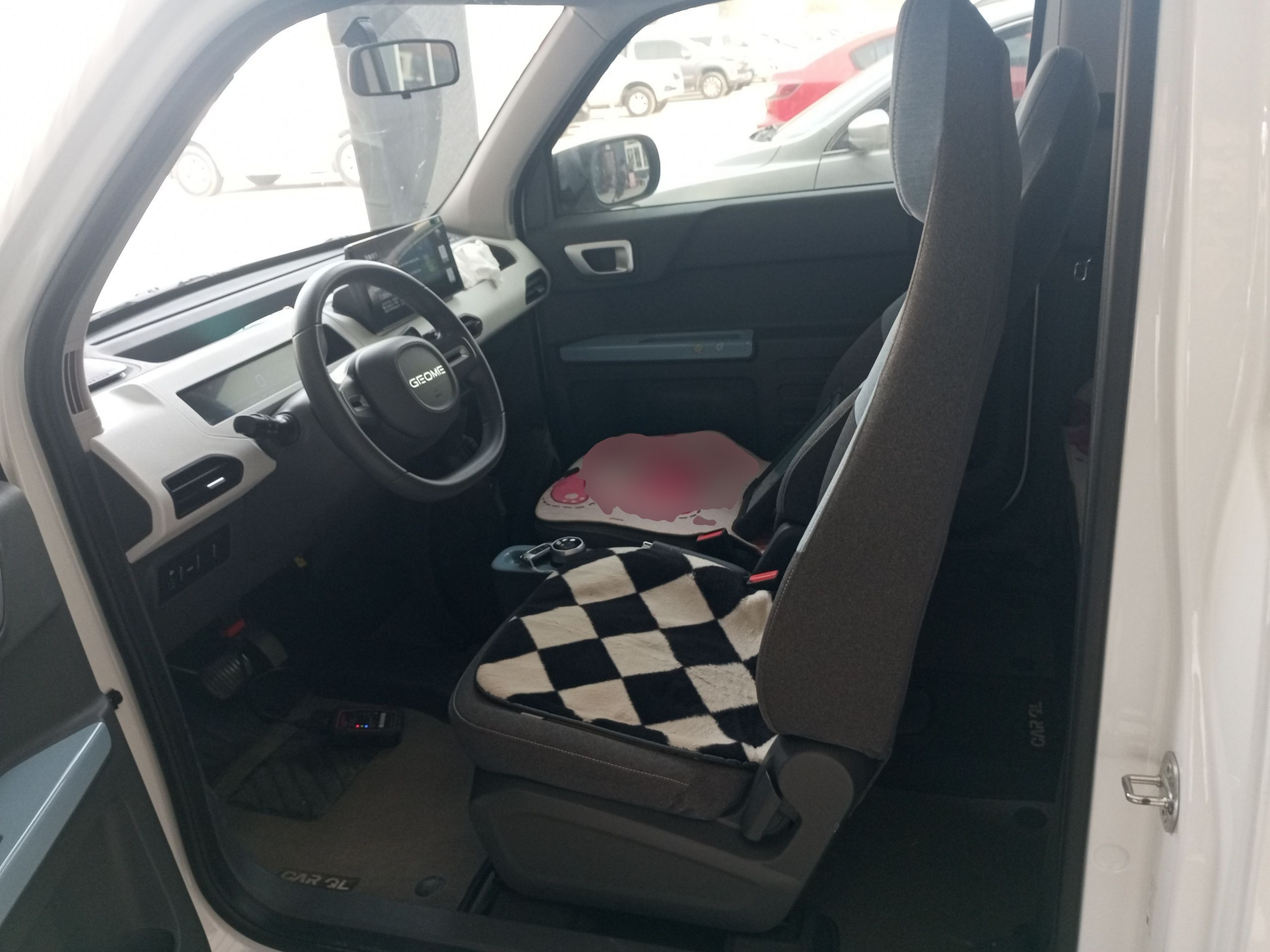 المقاعد الأمامية داخل السيارة