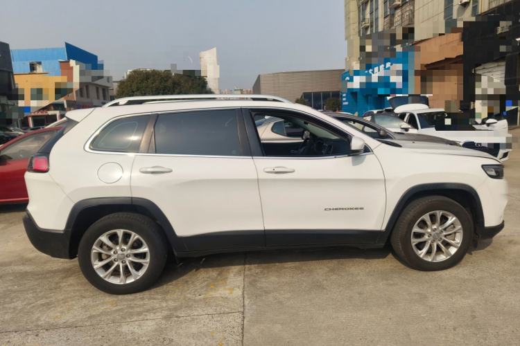 Used  Cherokee 2019 2.0T Two-Wheel Drive Smart Enjoyment Version China V
