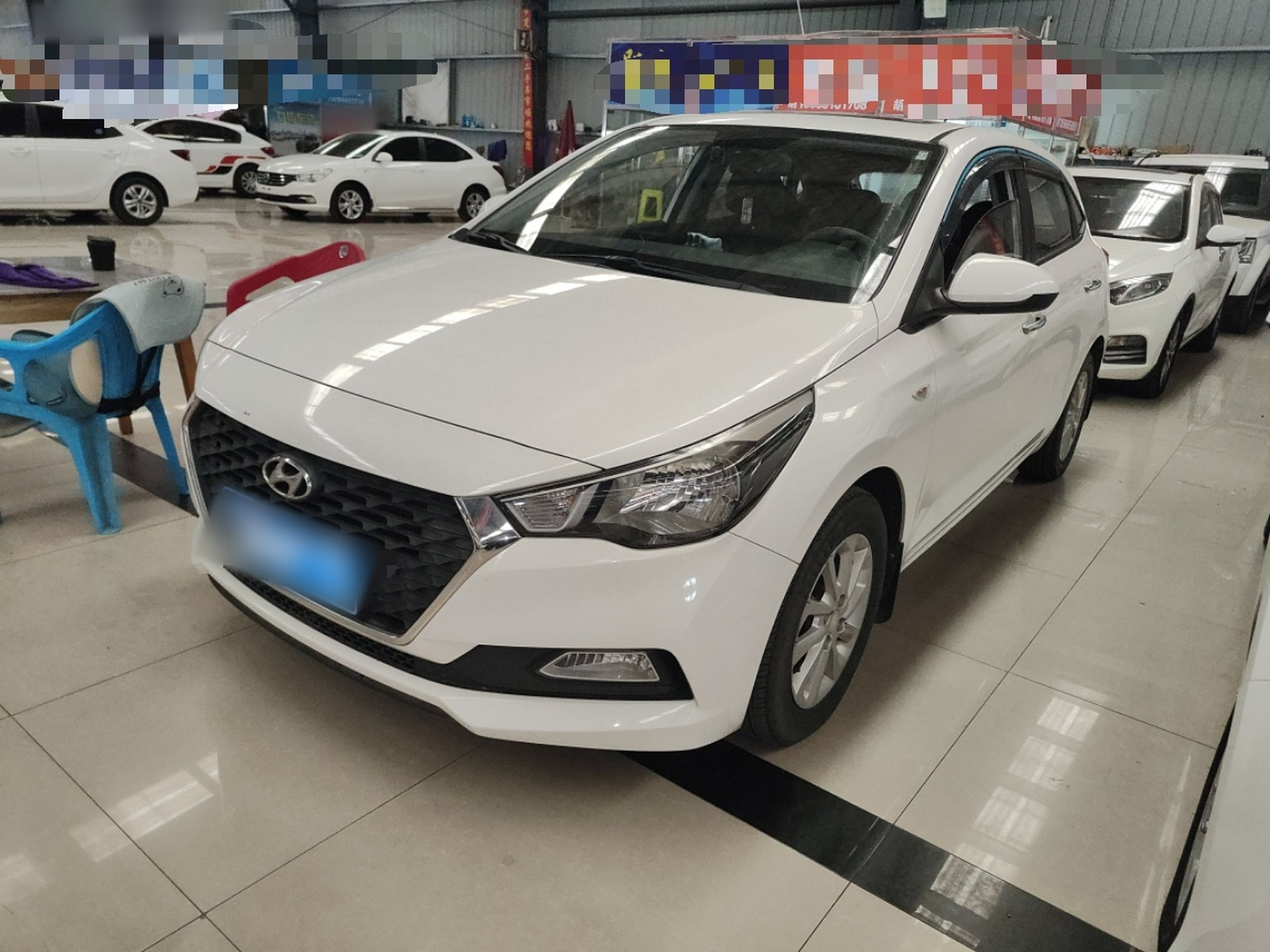 تحت مقدمة السيارة