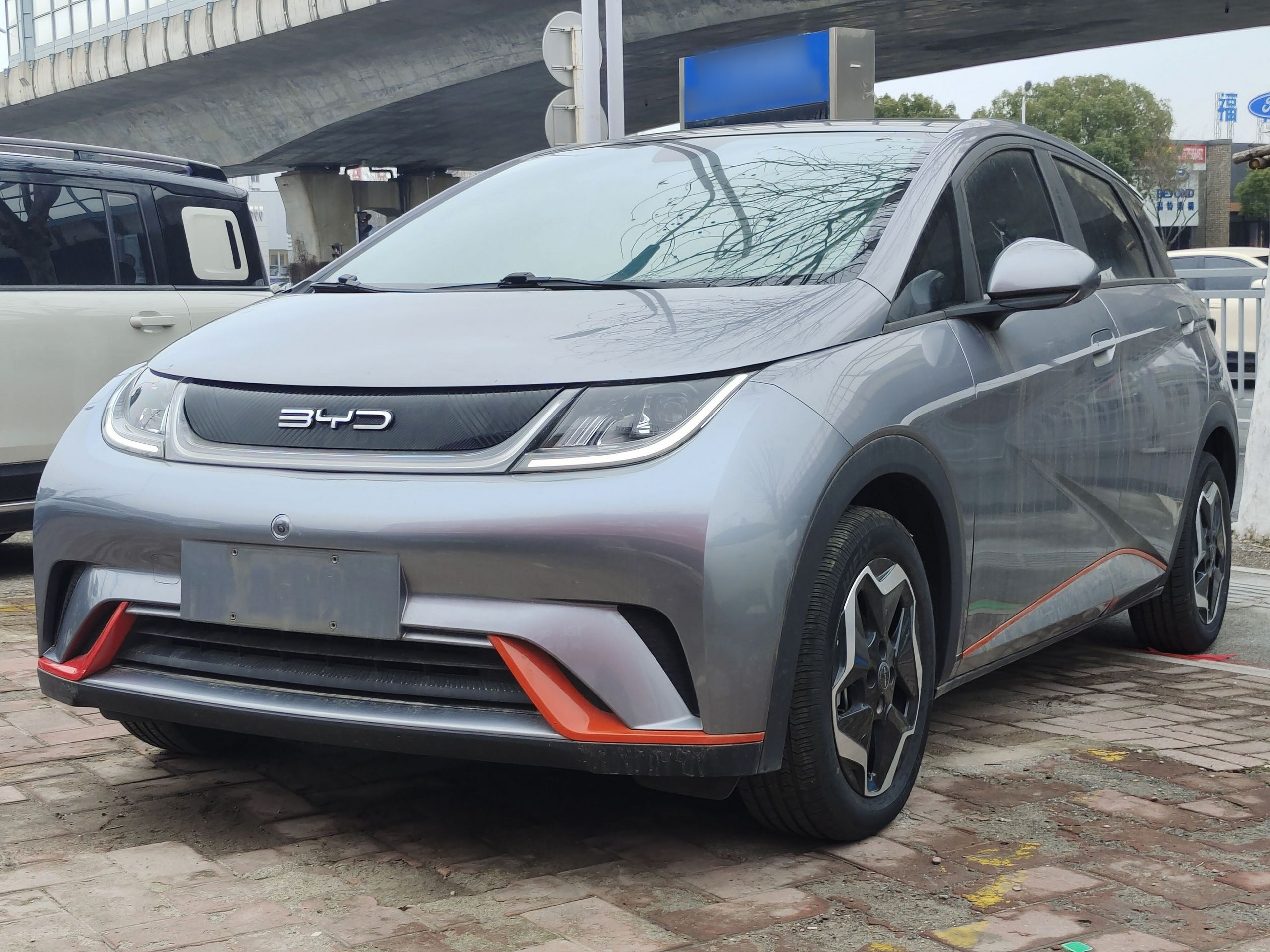 Под передней частью автомобиля