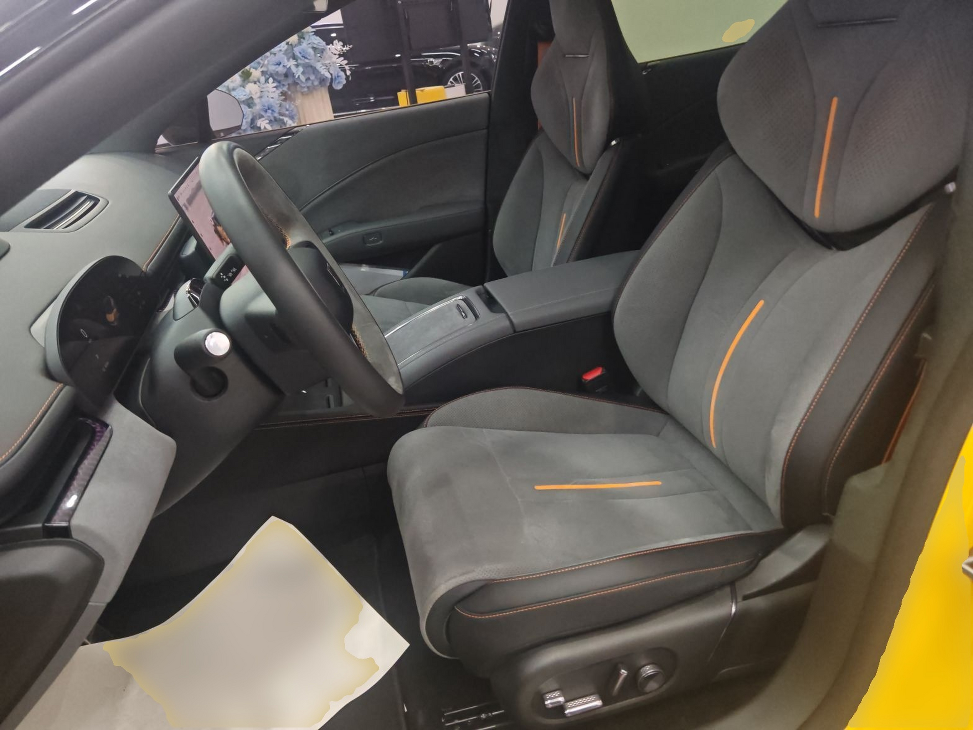 Переднее сиденье в автомобиле