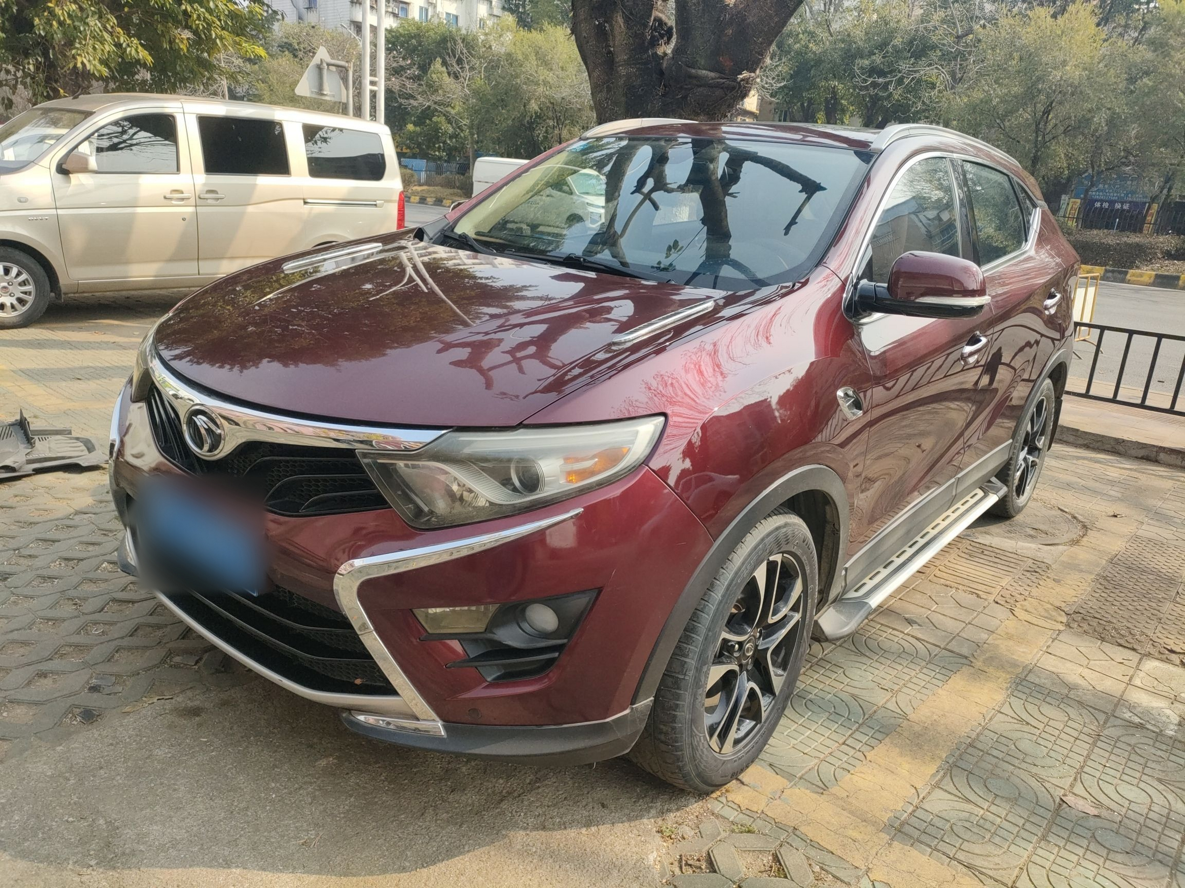 Под передней частью автомобиля