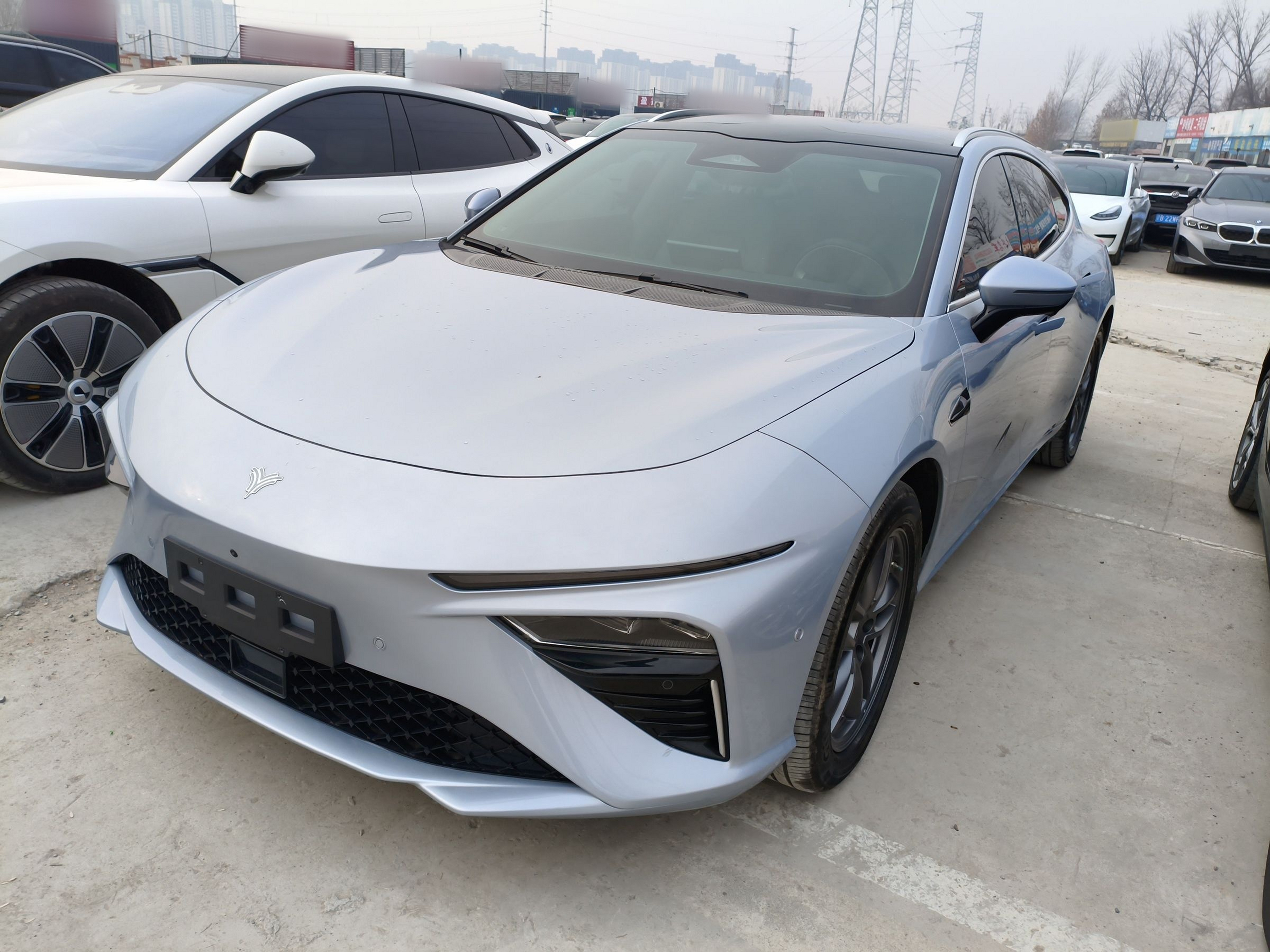 Под передней частью автомобиля