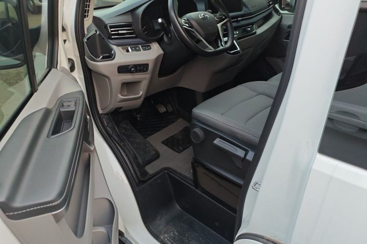 Used SAIC MAXUS Xintu V70 2023 2.0T Elite Edition Automatic Long Wheelbase Low Roof – 6/7 Seats
