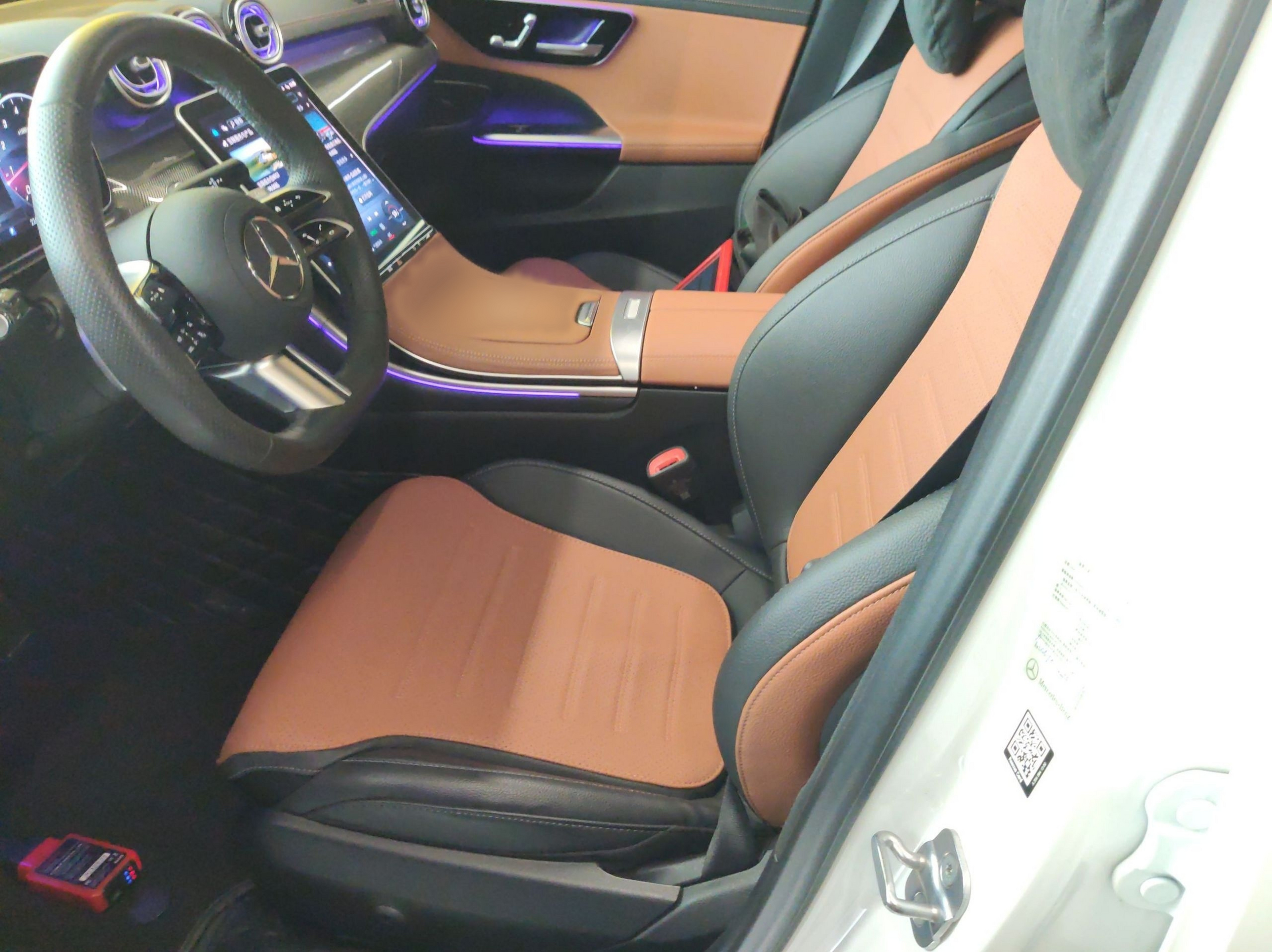 المقاعد الأمامية داخل السيارة