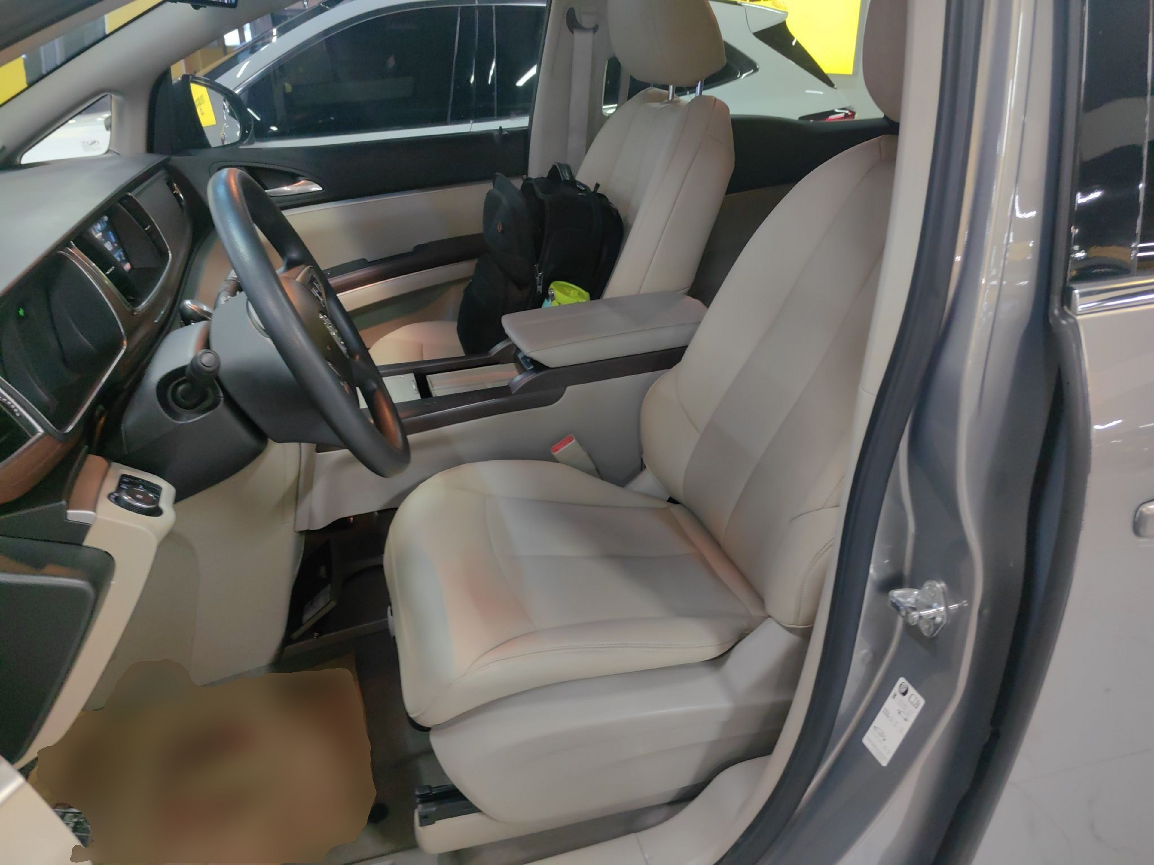 المقاعد الأمامية داخل السيارة