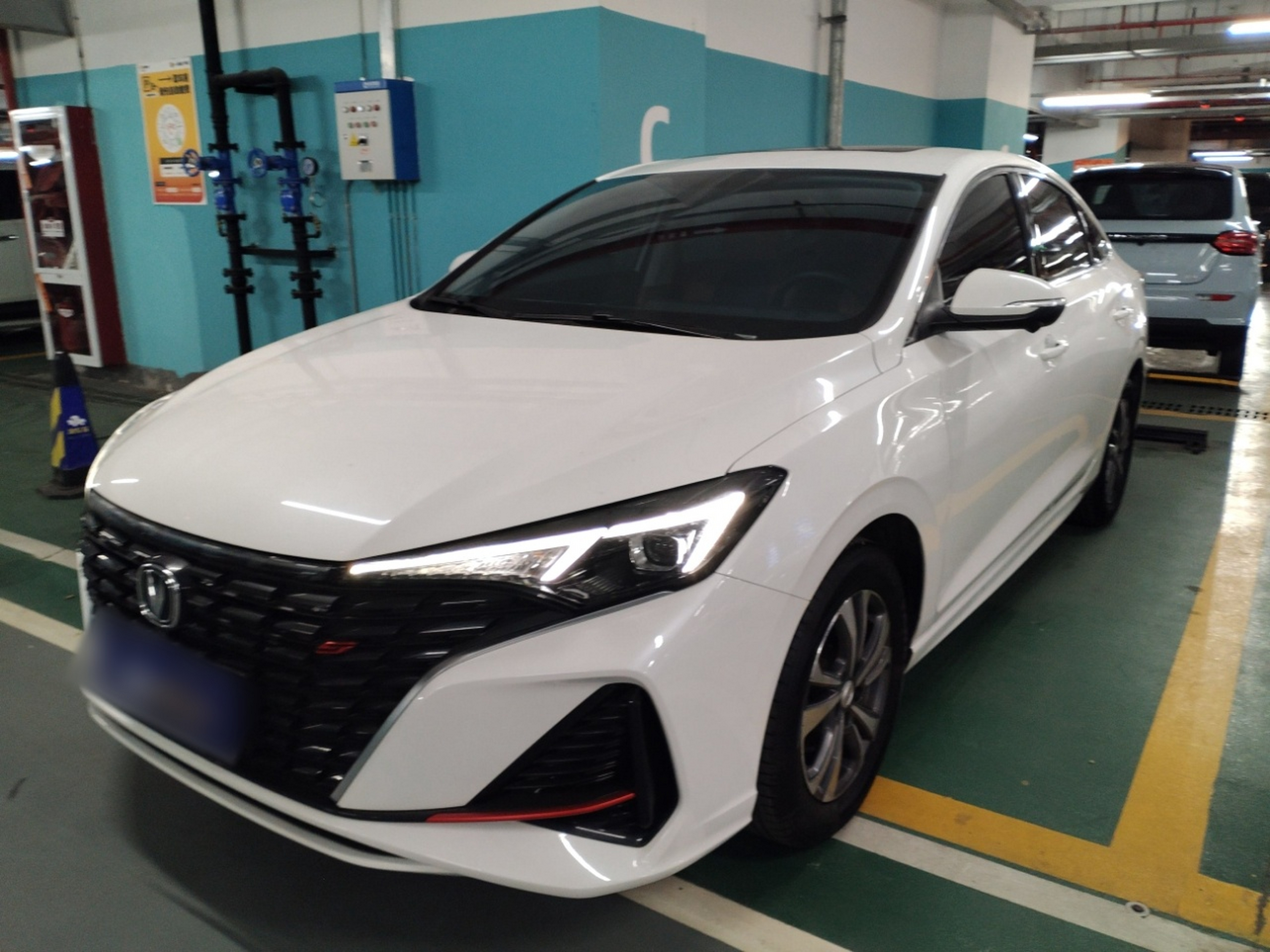 Под передней частью автомобиля