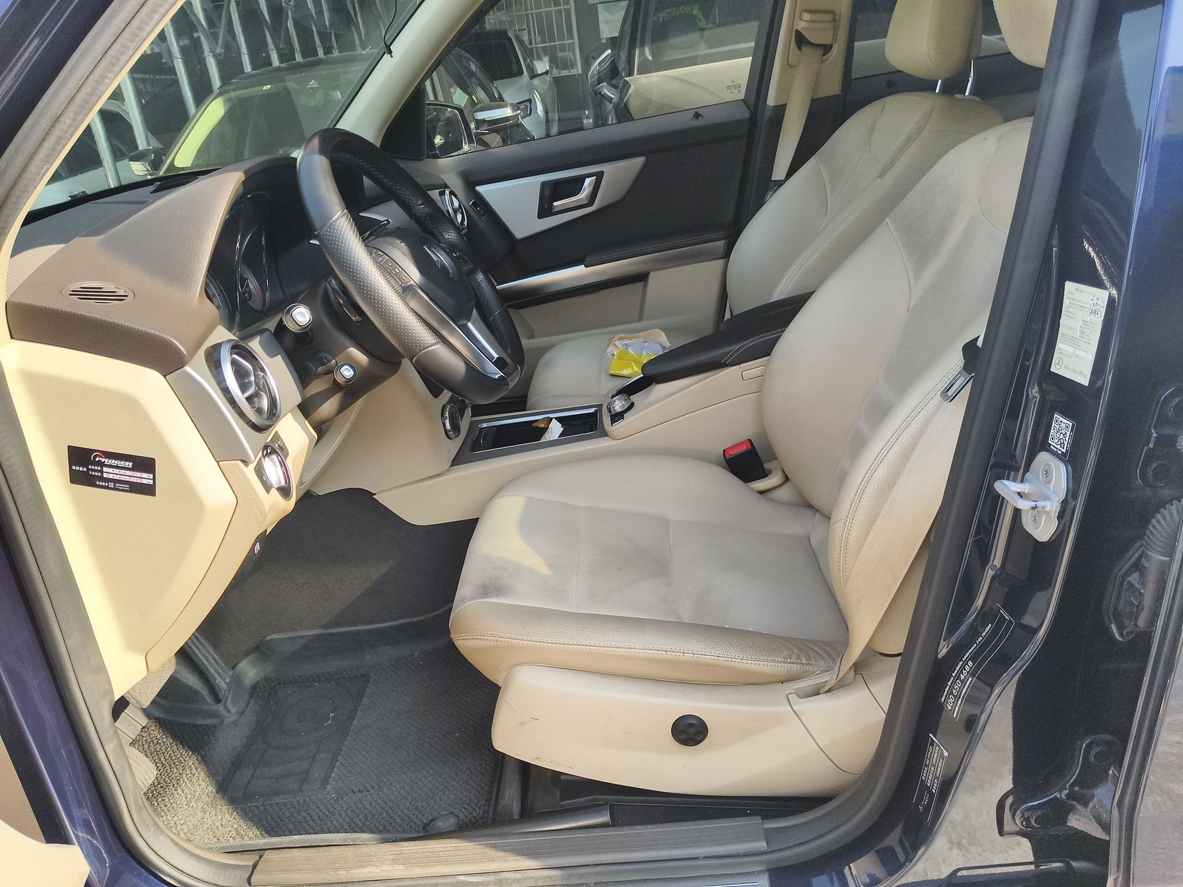 المقاعد الأمامية داخل السيارة