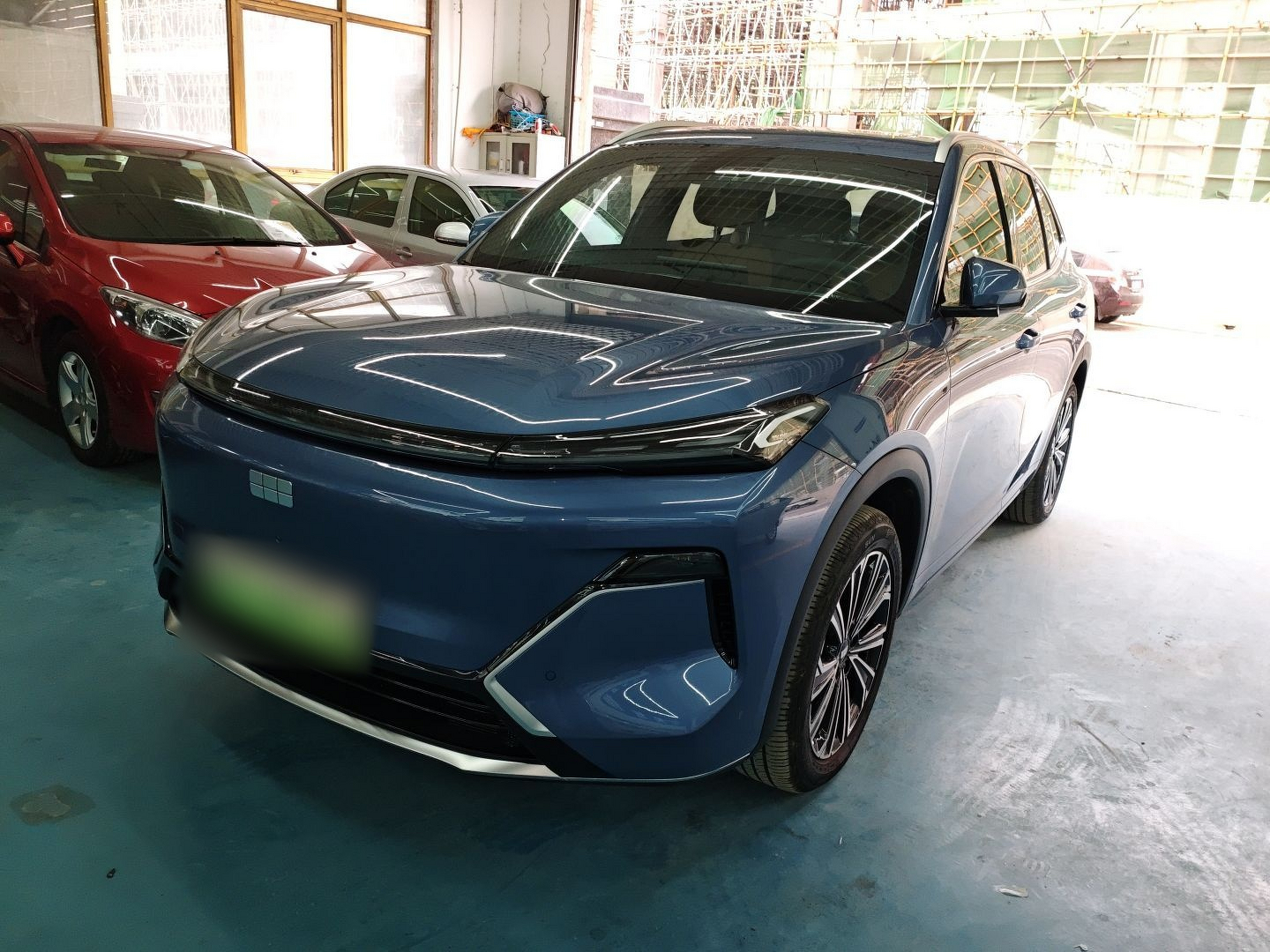 Под передней частью автомобиля