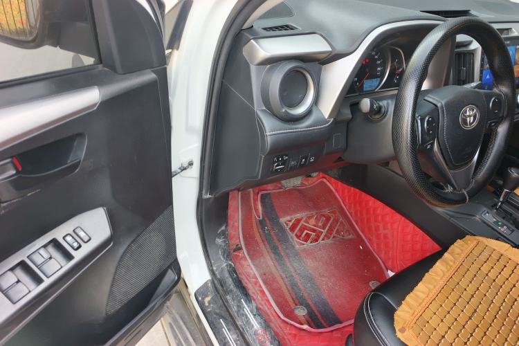 Used Toyota RAV4 2016 2.0L CVT Two-Wheel Drive Fashion Edition China V Standard
