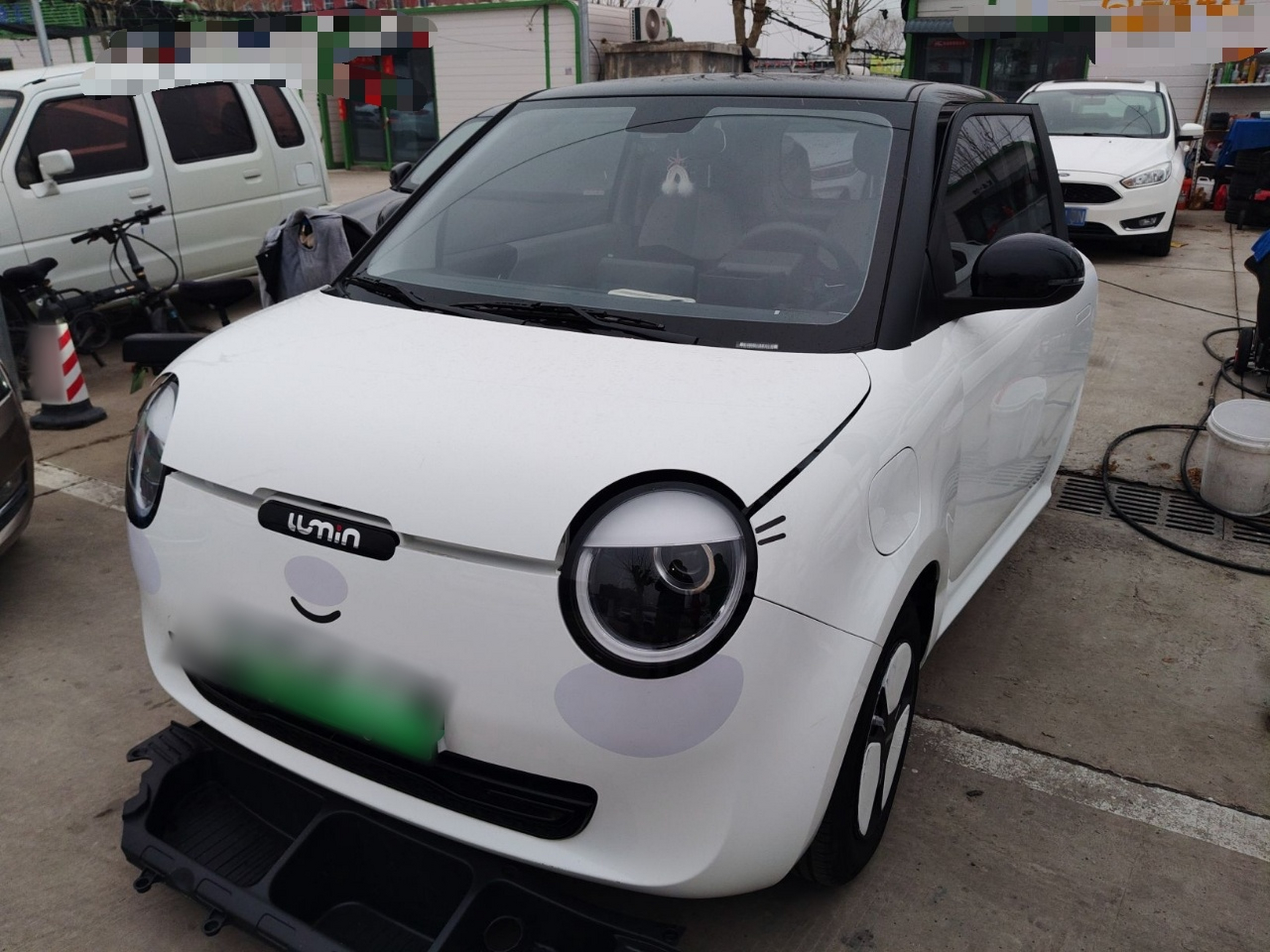 تحت مقدمة السيارة