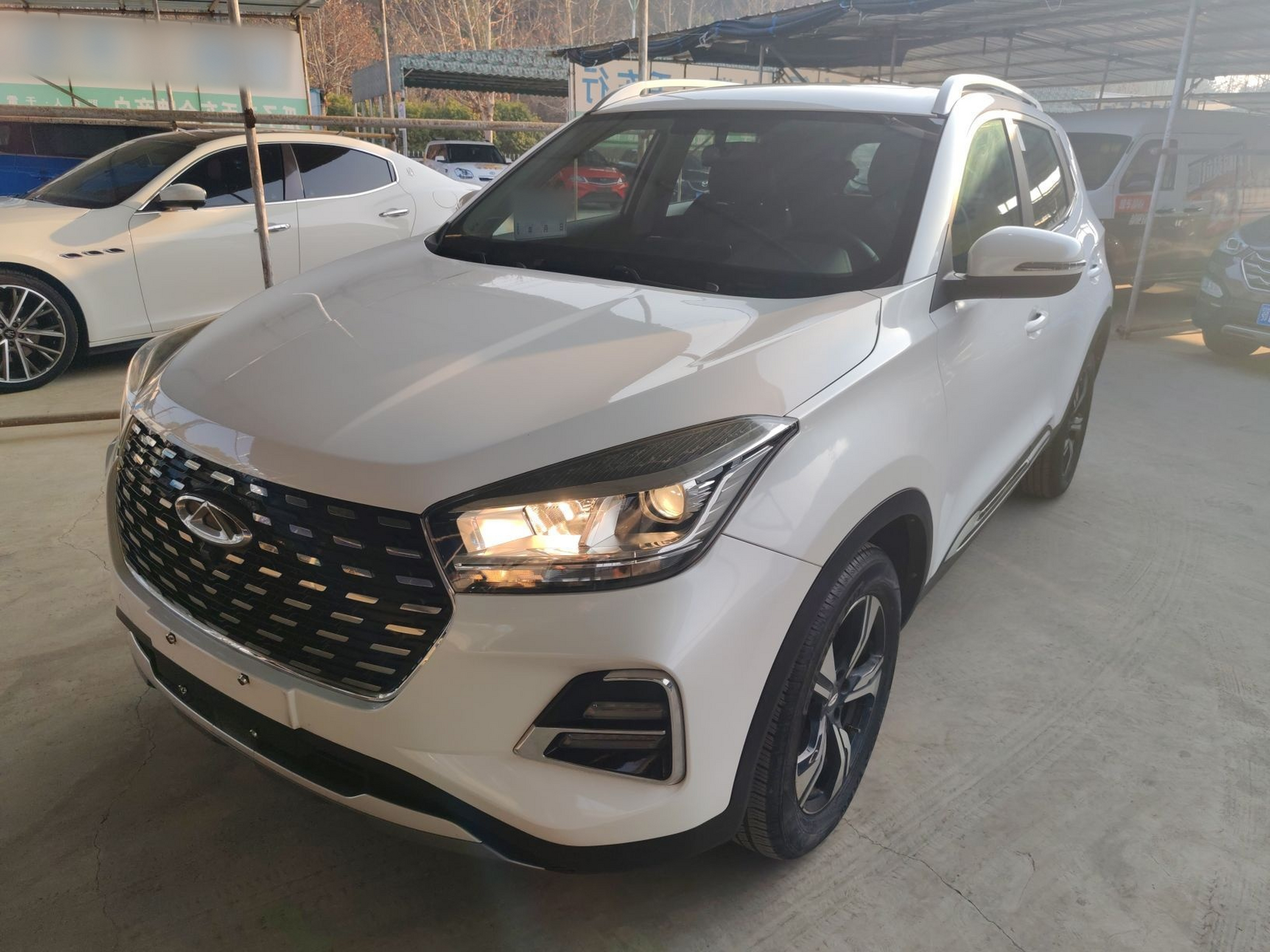 Под передней частью автомобиля