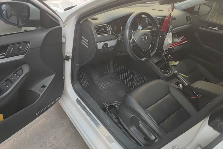 Used Volkswagen Sagitar 2015 1.6L Manual Comfort Model